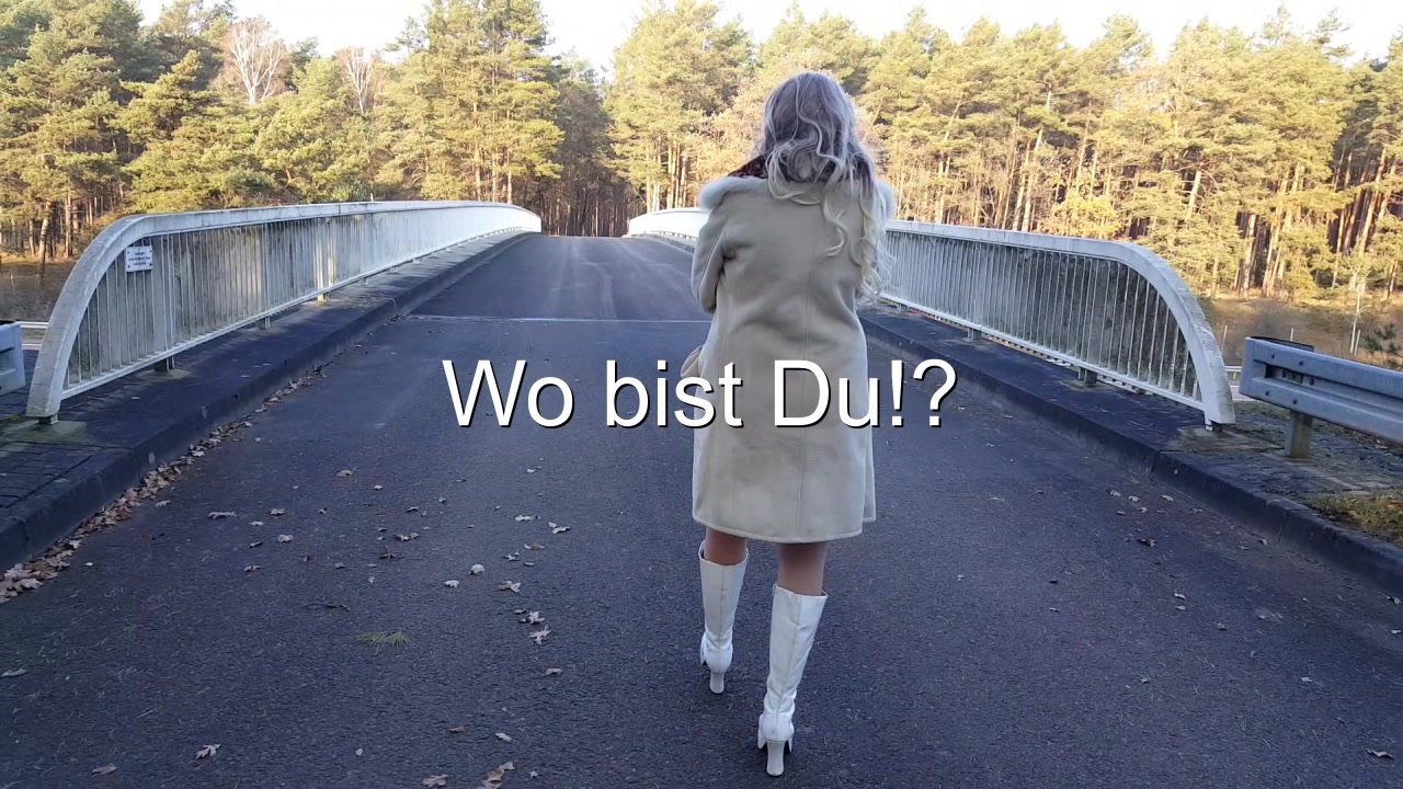 Bin sehr Einsam und Single und Sexlos seid vielen Wochen! Ich stehe sehr oft gleich neben der Autobahn in Dessous und warte auf User die mich erkennen und Poppen möchten! In diesem Wunschvideo Posiere ich halb Nackt an der Autobahn und zeige Dir meine echten 80e Titten ..meine rasierte Muschi und mein geilen Po! Viel Spaß beim Angucken! Schreibe mir Bitte! Kuss Mandy! P.S. Lisa meine Freundin filmt immer alle meine Videos! Bin wirklich Single und leider sehr Einsam so am Rande mal erwähnt!