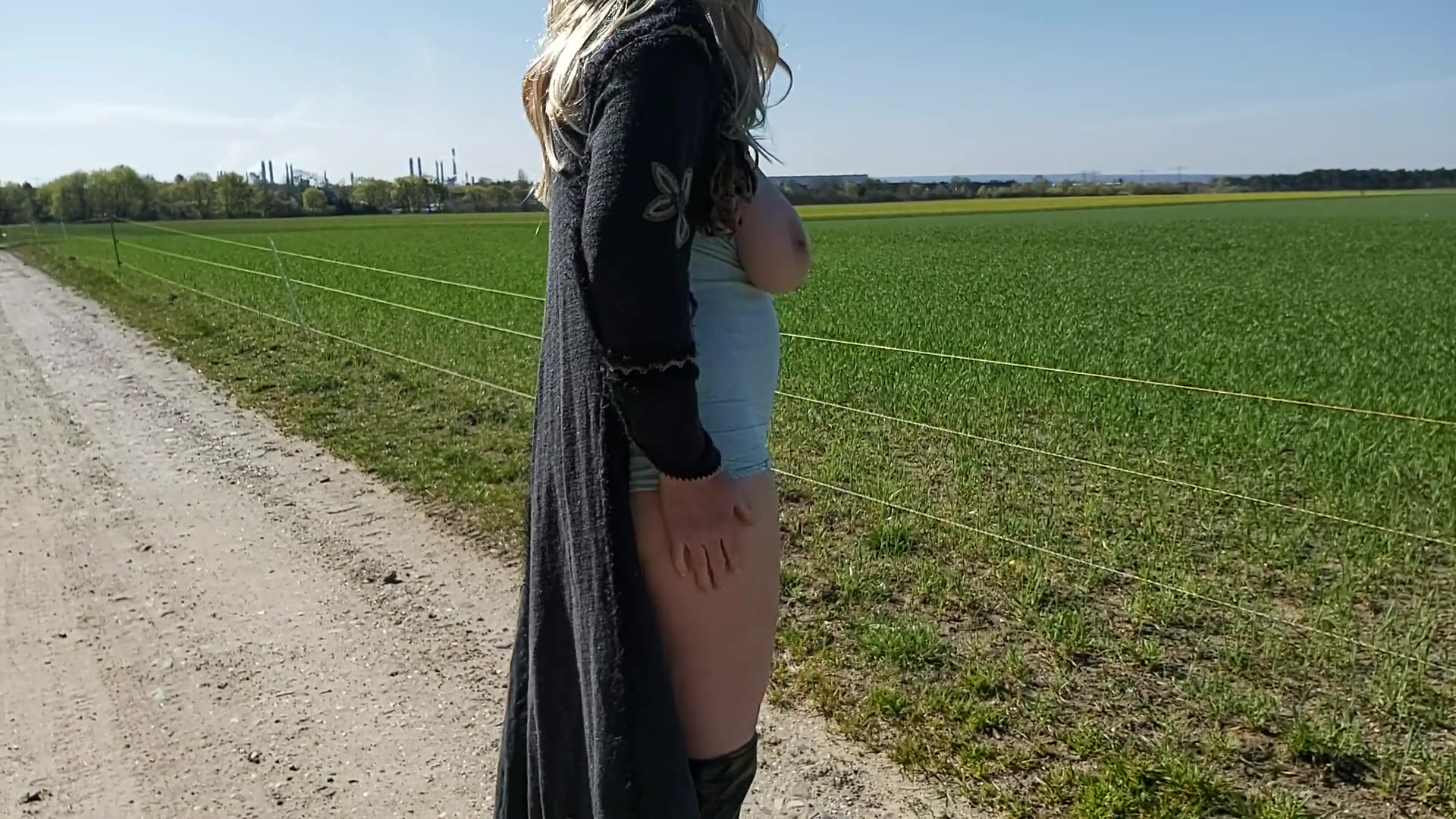 Ich will deine Zuchtstute sein! Spritz dein Sperma tief in meine Gebärmutter! Schwängere mich Bitte! In diesem Video warte ich an mein StammPlatz auf User von dieser Seite! Ich zeige die meine Milf Titten und meine Spermageile Muschi! Ich suche gern ein netten Lover der mich AO Zerfickt! :) Kuss Mandy #dicketitten #blond #outdoor #outside #public #rasiert #walk #nude #nudeinpublic #naked #nakedgirl