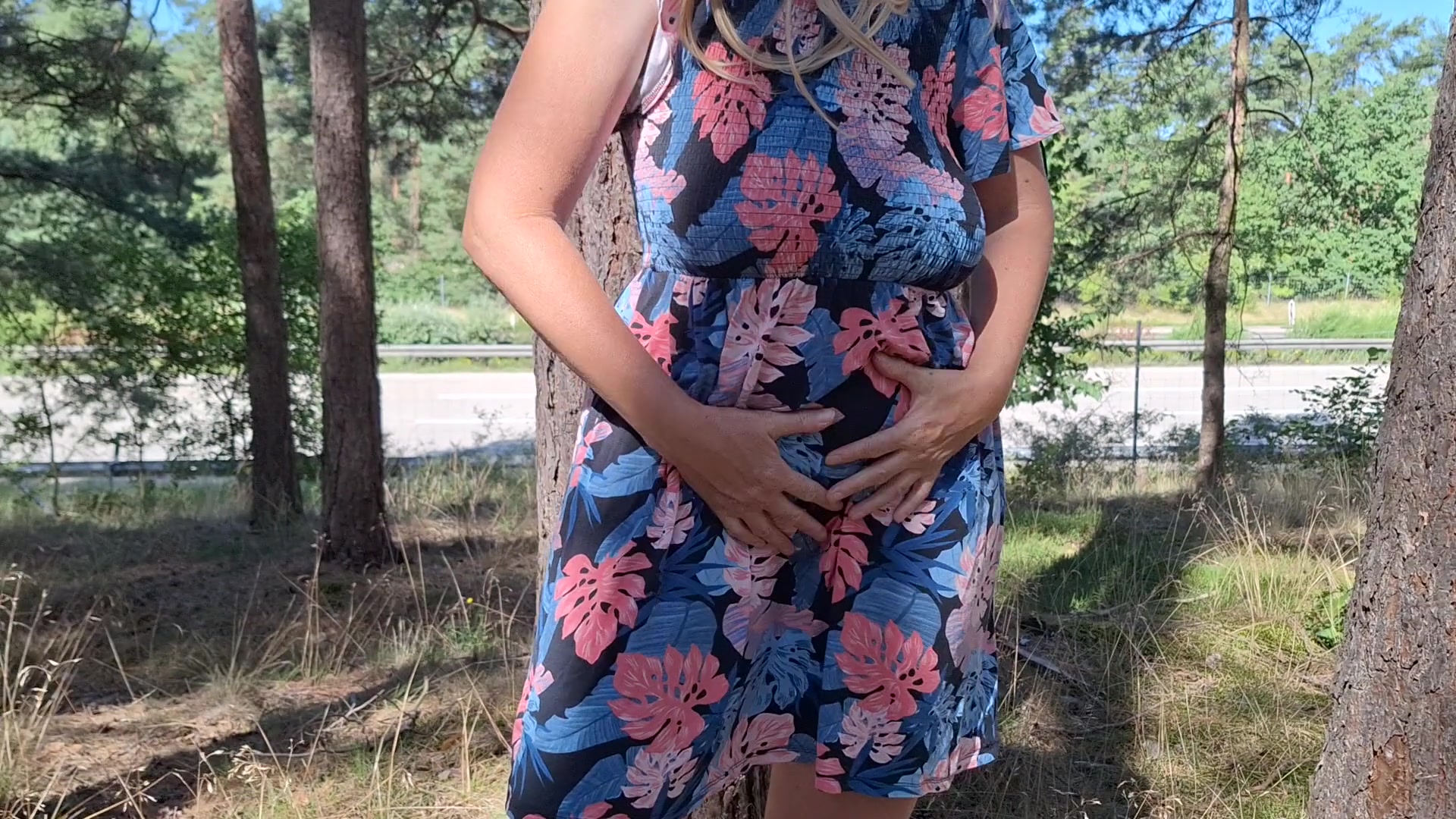 Oh ich liebe das Feeling und den Nervenkitzel direkt an der Autobahn. Einfach Titten raus und schön Posieren. Ich zeige mich gern Public. Findest Du mein Hobby zu Krass? Schreibe mir einfach mal! In diesem Video zeige ich meine Titten, Muschi und Arsch direkt neben der Autobahn. Viel Spaß beim Spannen:)! Kuss Mandy #outdoor #blond #milf #public #dicketitten #amateur