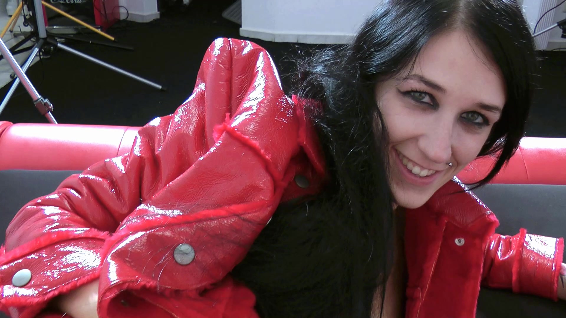 Ich hatte dringend das Bedürfnis, auf einen harten Schwanz in meiner Fotze. Als geile Drecks Nutte will ich mein devotes Fickloch gefickt bekommen. Er wartet nicht lange und benutzt mich als seine willige Maulhure. Denn genau so brauche ich das und will den Schwanz in meiner engen Fotze spüren. Die süsse Sau nimmt sich meine Fotze vor und fickt mich schön im Doggystyle durch. Nach unfassbar geilen Minuten kommt ihm der Saft hoch und spritzt mir sein Sperma schliesslich schön auf meinen Arsch drauf.