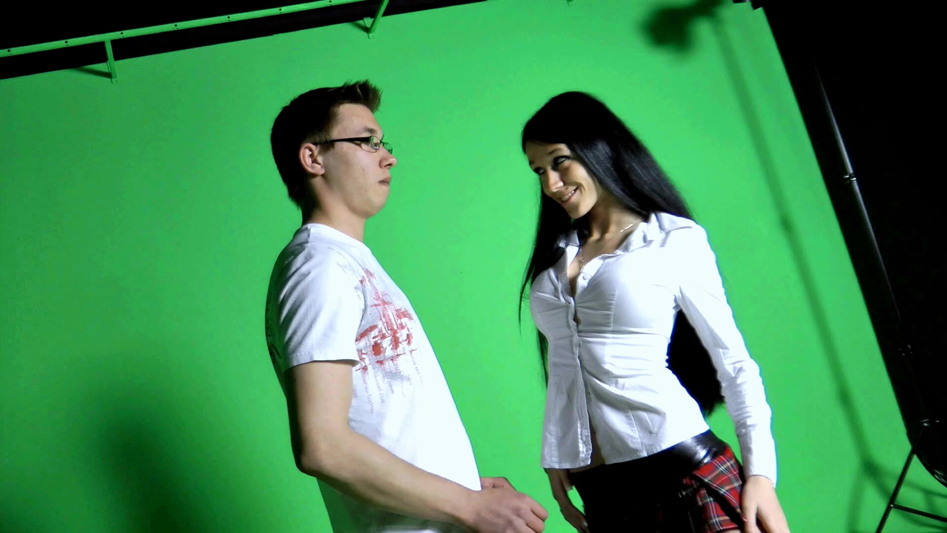 Selbst nach dem Pornodreh konnte ich von dem süssen Jungschwanz einfach nicht genug bekommen. Da ich immer noch feucht zwischen den Schenkeln war, schmeisse ich mich an die süsse Sau zum zweiten Mal ran und lutsche ausgiebig seinen Schwanz. Ein Schwanz, der öfters ficken und spritzen kann, ist genau das richtige für mich. Sein Schwanz steht schon wieder wie eine eins und fickt mich dreckig in meine süsse Fotze. Egal in welcher Stellung er mich fickt,  ich geniesse diese geile Nummer mit ihm. Zum Schluss kann er einfach nicht mehr anders und wichst mir sein Sperma dreckig ins Maul rein. Solche geilen Jungschwänze brauche ich öfters für meine Videos.