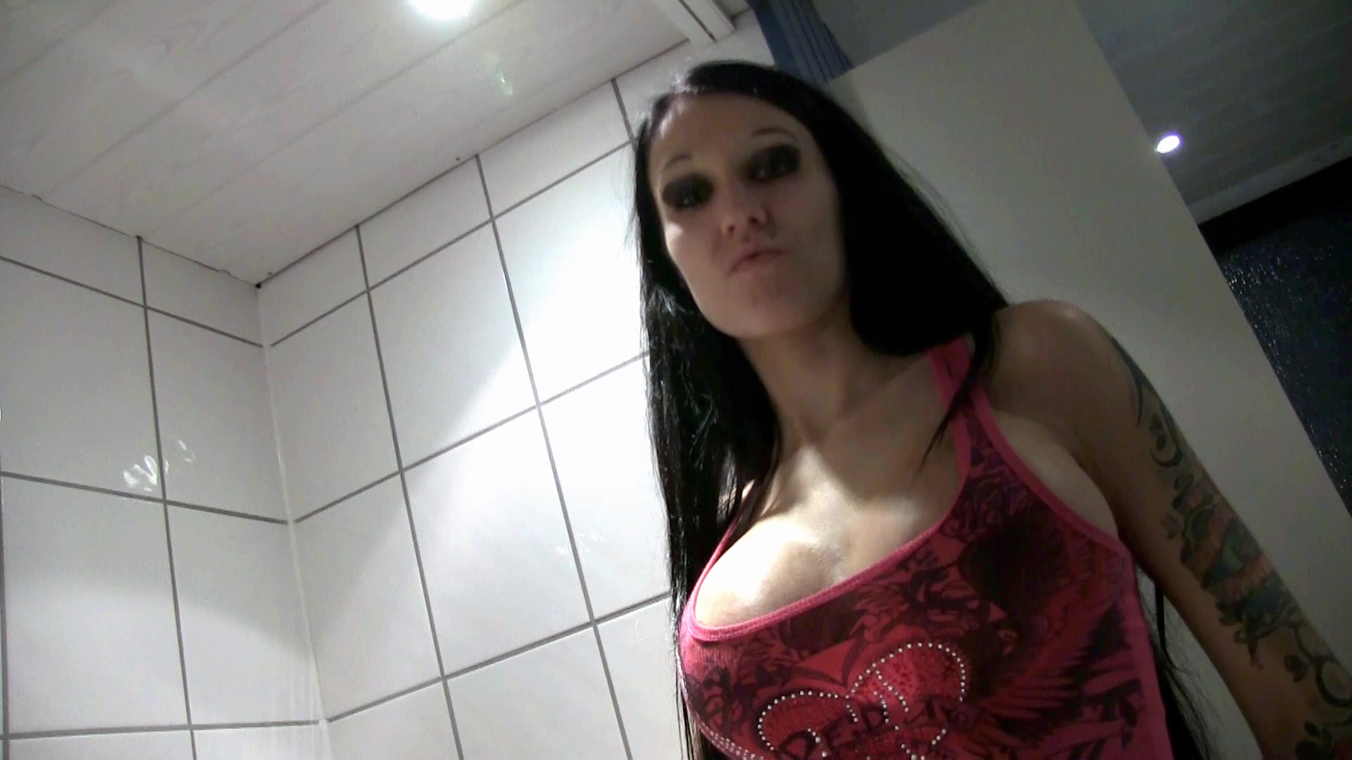 Huch da hab ich noch was leckeres gefunden für meine Piss Freunde. Ja ihr Süssen, ihr habt richtig gehört. Ein unveröffentlichter Piss Film ist aufgetaucht, der euch mit Sicherheit gefallen wird. Schon damals war ich eine geile Drecksau, die auf Pisse stand. Damals war ich noch ein wenig schüchtern und hab mir nicht selber ins Maul gepisst. Sei dabei, als ich das erste Mal vor der Kamera Pipi mache und geniesse diesen warmen Strahl, der aus meiner Fotze läuft.