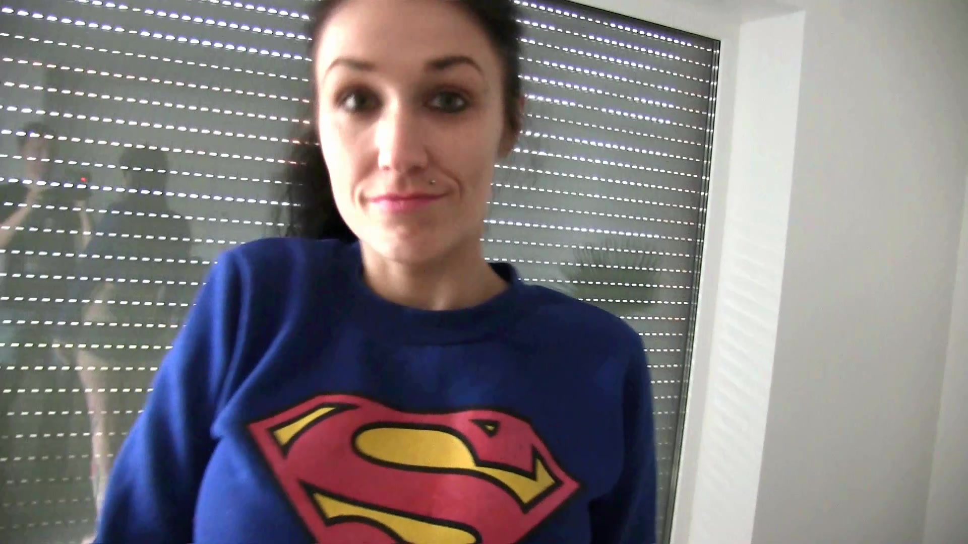 Oh nein, das darf Tante Simone niemals erfahren. Ich hatte Besuch von meinem Onkel. Egal was ich trage, er kann mir einfach nicht widerstehen. Bei dem geilen Anblick bekommt er direkt einen harten Schwanz in der Hose. Frech wie ich bin, schmeisse ich mich an ihm ran. Diese krasse Nummer abzulehnen, darauf kommt er nicht. Die Drecksau vergeht sich an mir und fickt mich ohne Gummi. Willenlos fickt er mich in verschiedenen Stellungen und kann sich einfach nicht beherrschen. Anders als gewollt, platzt auch noch Onkelchens Schwanz in mir.