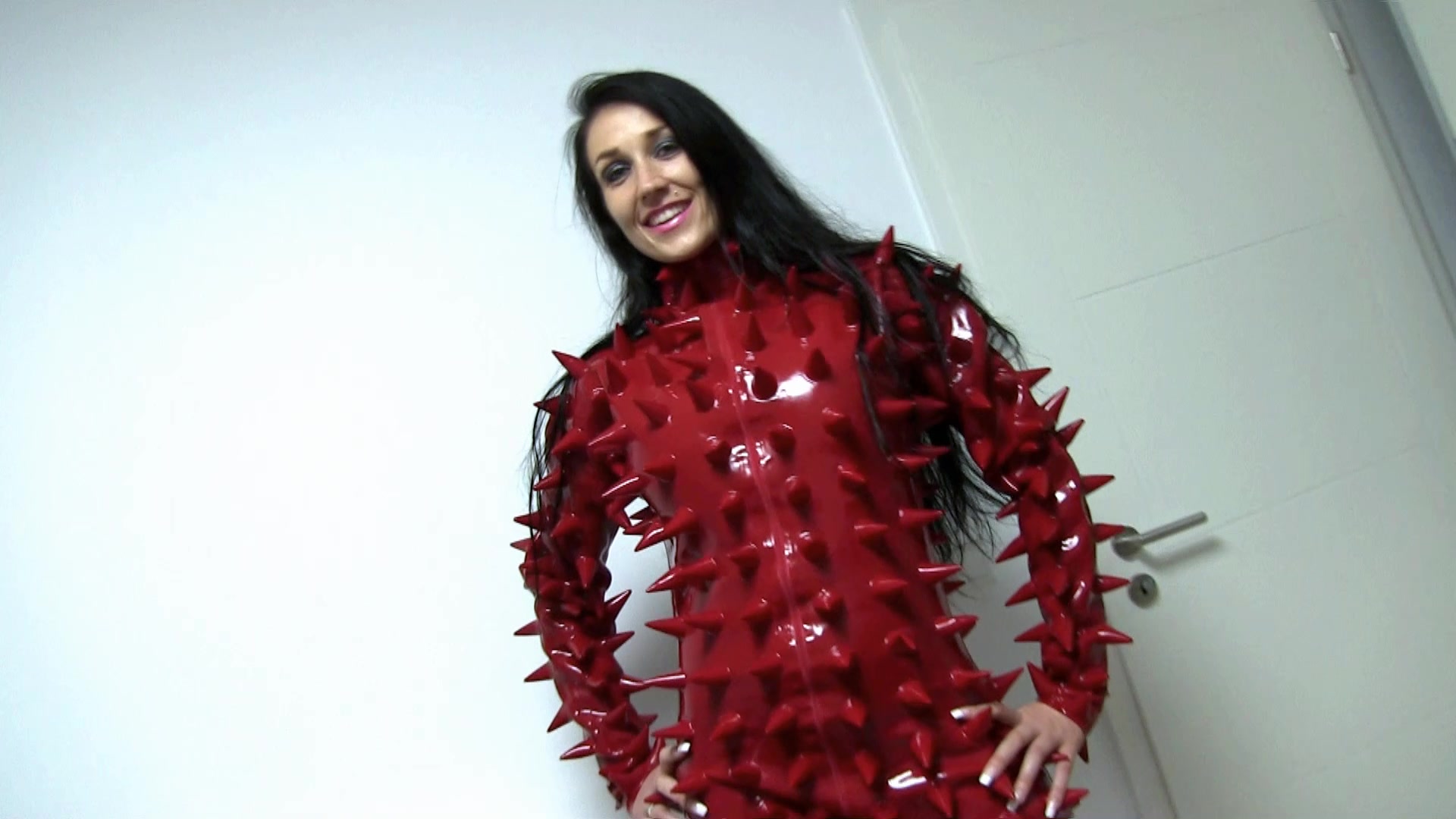 Diese mal gabt es schöne warme Wichse für meine Latex Fotze. Er hat schon länger nicht mehr abgespritzt. Kein Wunder, das ist ja auch die Aufgabe einer Ficknutte. Ich liebe es eine versaute Latex Ficknutte zu sein und mit Sperma befüllt zu werden. Er scheint auf mein krasses Latex Outfit total abzufahren und bekommt direkt einen Ständer in der Hose. Ich war seinem harten Schwanz völlig ausgeliefert und er steckt ihn mir zum blasen ins Maul. Was dann folgte, war einfach nur noch ein geiler Fick. In verschiedenen Stellungen treiben wir es richtig geil und ich reite zum Schluss seinen Sack leer. Die Drecksau musste mir einfach mal voll in meine Fotze spritzen. Selbst nach der Besamung kam aus seinem Schwanz immer noch Wichse heraus.