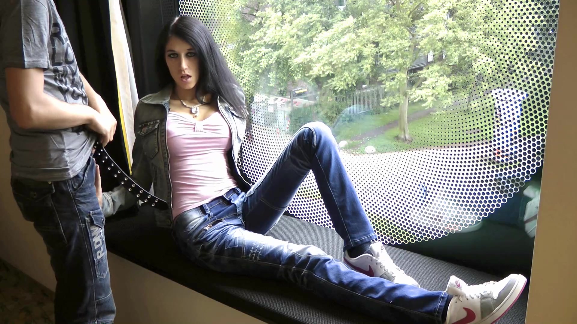 Mittlerweile sind die Aktionen zu Hause schon viel zu riskant geworden und ich war schon sehr oft kurz davor, erwischt zu werden. Da ich kleine Hure ja nicht dumm bin, gehe ich zum Fremdficken ins Hotel. Ich bin ein richtiges durchtriebenes Miststück, wenn ich mich dreist von fremden Typen ficken lassen will. Dabei bin ich ja nur geil, auf einen schönen fremden Schwanz. Wenn das raus kommt, was ich für eine kleine Fremdfick Hure bin, dann bin ich geliefert. Doch allein der Gedanke daran, es immer und immer wieder zutun, macht meine kleine Fotze ständig nass.