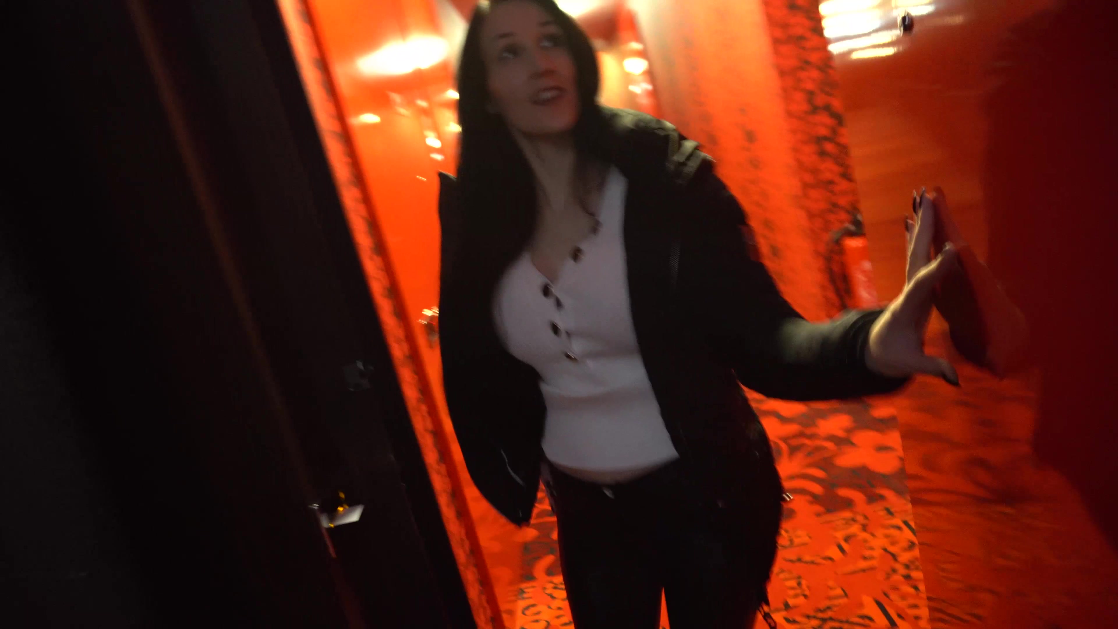 Das ich besonders Fremdfickgeil bin, ist schon lange kein Geheimnis mehr. Natürlich hassen die Mädels mich und ich werde auch von einigen angeschrieben. Aber diese bösen Nachrichten machen mich nur noch geiler und williger. Ich halte meine Fotze für fremde Schwänze hin und lass sie ohne Gummi in mein Fickloch rein. Bei mir können die Typen Druck ablassen und endlich mal ein neues Gefühl von einer Fotze zu spüren bekommen.  Es macht mich so irre geil, mich von fremden vollspritzen zu lassen.