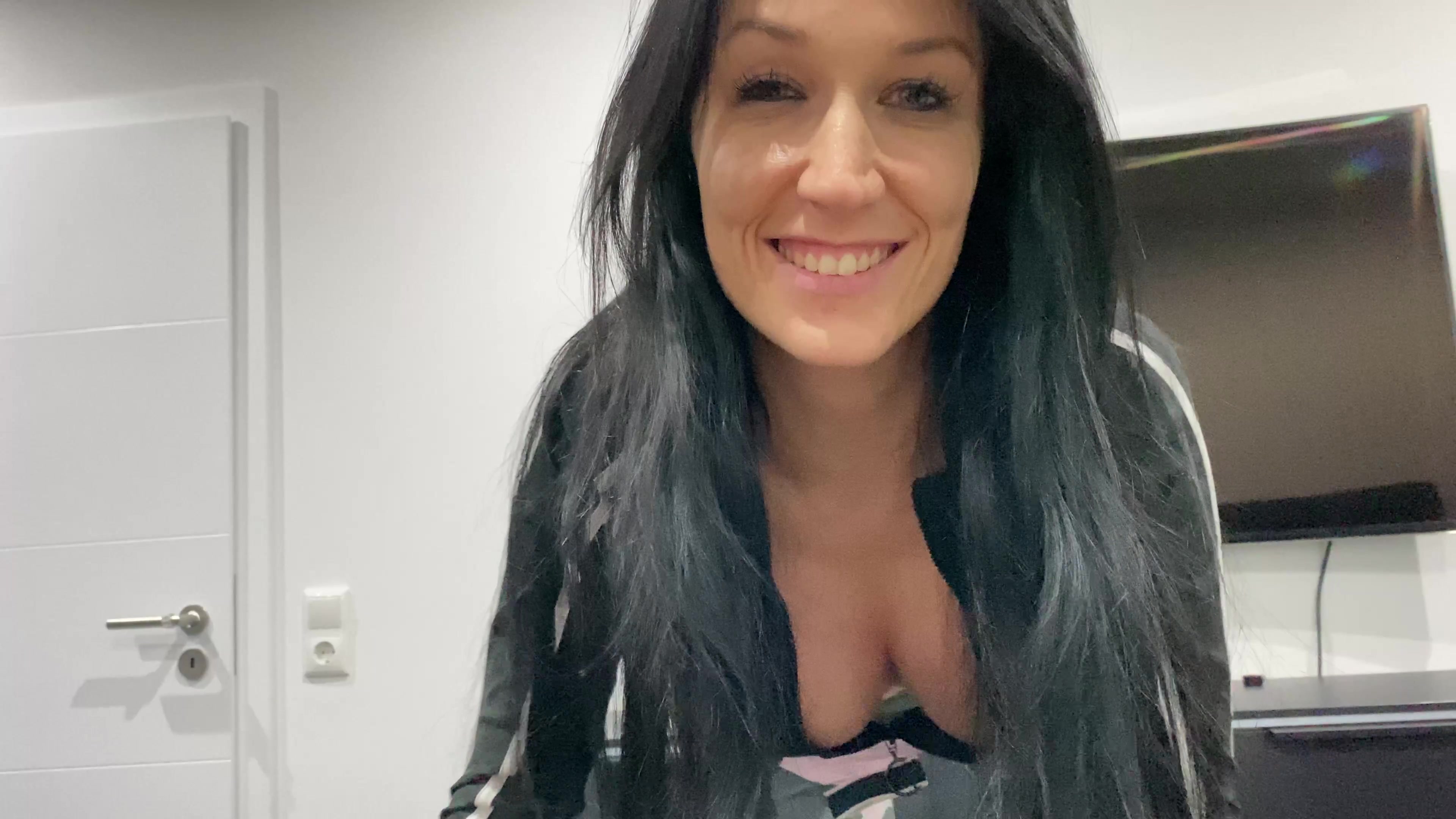 Ich liebe es total deinen harten Schwanz in den Mund zu nehmen und dir dabei in die Augen zu schauen. Ich nehme deinen harten Schwan in den Mund und lutsche ihn dir schön feucht. Dabei liebe ich es so richtig versaut und dreckig. Dein Schwanz wir immer heftiger von meinem Fickmaul geblasen und dir steigt immer mehr die Ficksahne hoch. Du geile Sau kannst deine Wichse nicht mehr drin behalten und das Sperma spritzt schön mein verhurtes Fickmaul rein. Mein Maul ist voller Sperma und läuft mir aus der Fickfresse. Kommst Du auch mal zu deiner perversen Spema Schlampe?