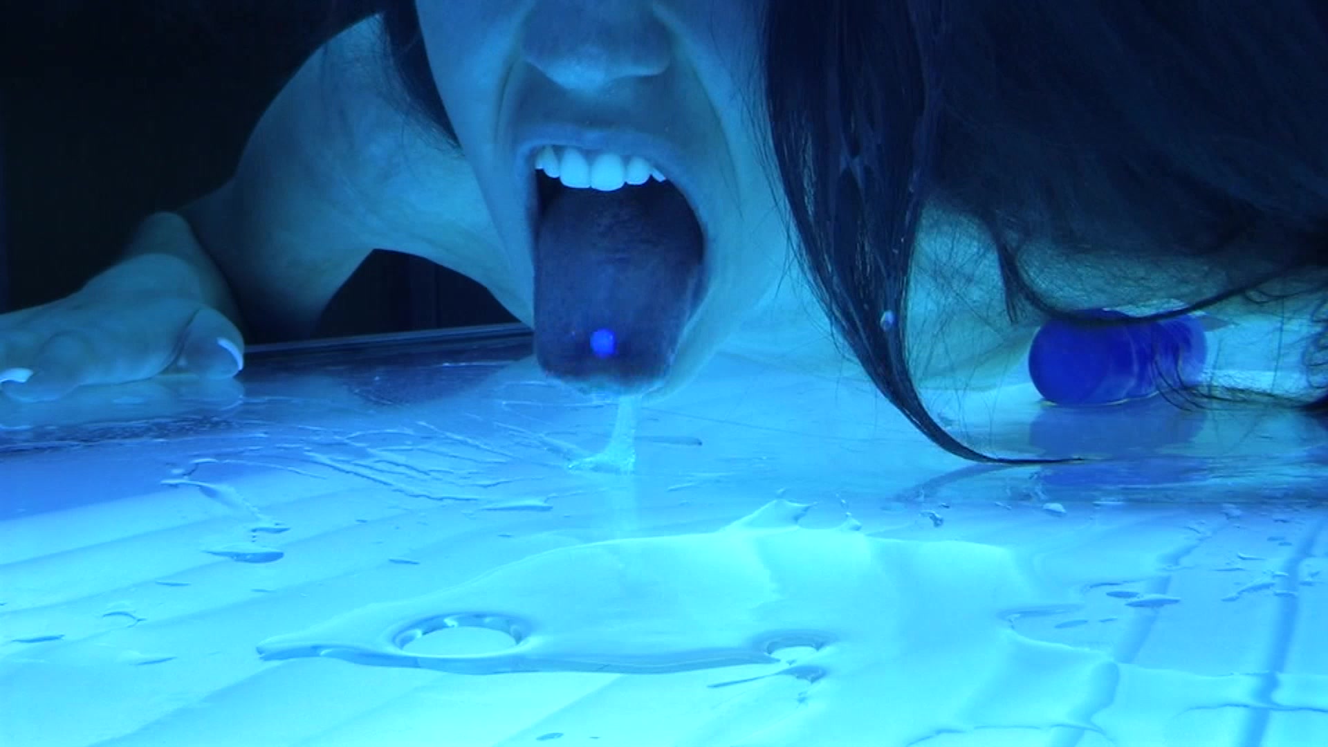 Im Porno Solarium hab ich mir mal wieder ein wenig Bräune für meine Haut geholt. Mit Dildo und Kamera geht es ab in die Kabine, wo ich erst mal richtig feucht werde. Besorge es meiner Pussy mit dem Dildo und lutsche meinen Muschisaft den man auf der Sonnenbank noch besser sieht ab. Nach dem geilen Höhepunkt muss ich Druck ablassen. Schön im liegen piss ich den Strahl bis zur Decke und mich selber an. Was für eine Sauerei, doch das ist nicht alles. Leck meine eigene Pisse sauber und schlürf sie auf. Was sollen nur die nächsten Kunden denken, weshalb die Sonnenbank so nass ist.