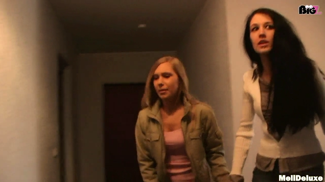 Bin mit Sherly unterwegs als sie plötzlich dringend pissen muss. Keine Wahl als irgendwo zu klingeln um fürs Klo zu fragen. Ein geiler Typ öffnet die Türe und lässt uns beide rein. Als Sherly auf Klo ist nutze ich den Moment für einen geilen Fick. Sherly spannt an der Tür und wird dabei so geil das wir es zusammen geil treiben. Der Typ vögelt uns den Verstand raus und wir sexeln in viele Stellungen. Er benutz unsere Fickmäuler fürs Schwanz blasen bis er abspritzt.