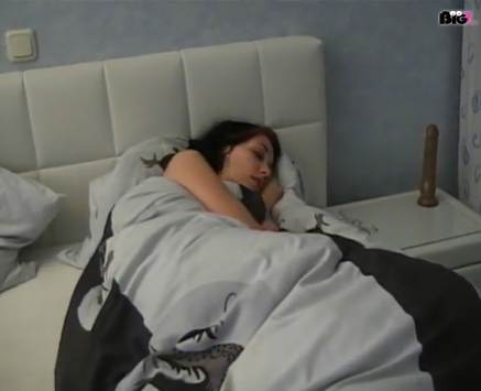 Liege sterbenskrank im Bett, hab wohl wieder zuviel rumgevögelt am Wochenende. Rufe Nadja, die weiss eine gute Medizin. Die Behandlung und ihre Folgen, ob Schwester Nadja es schafft die kleine Meli für den nächsten Wochenend-Fick gesund geleckt zu kriegen. Nur für Samenstau-Patienten.