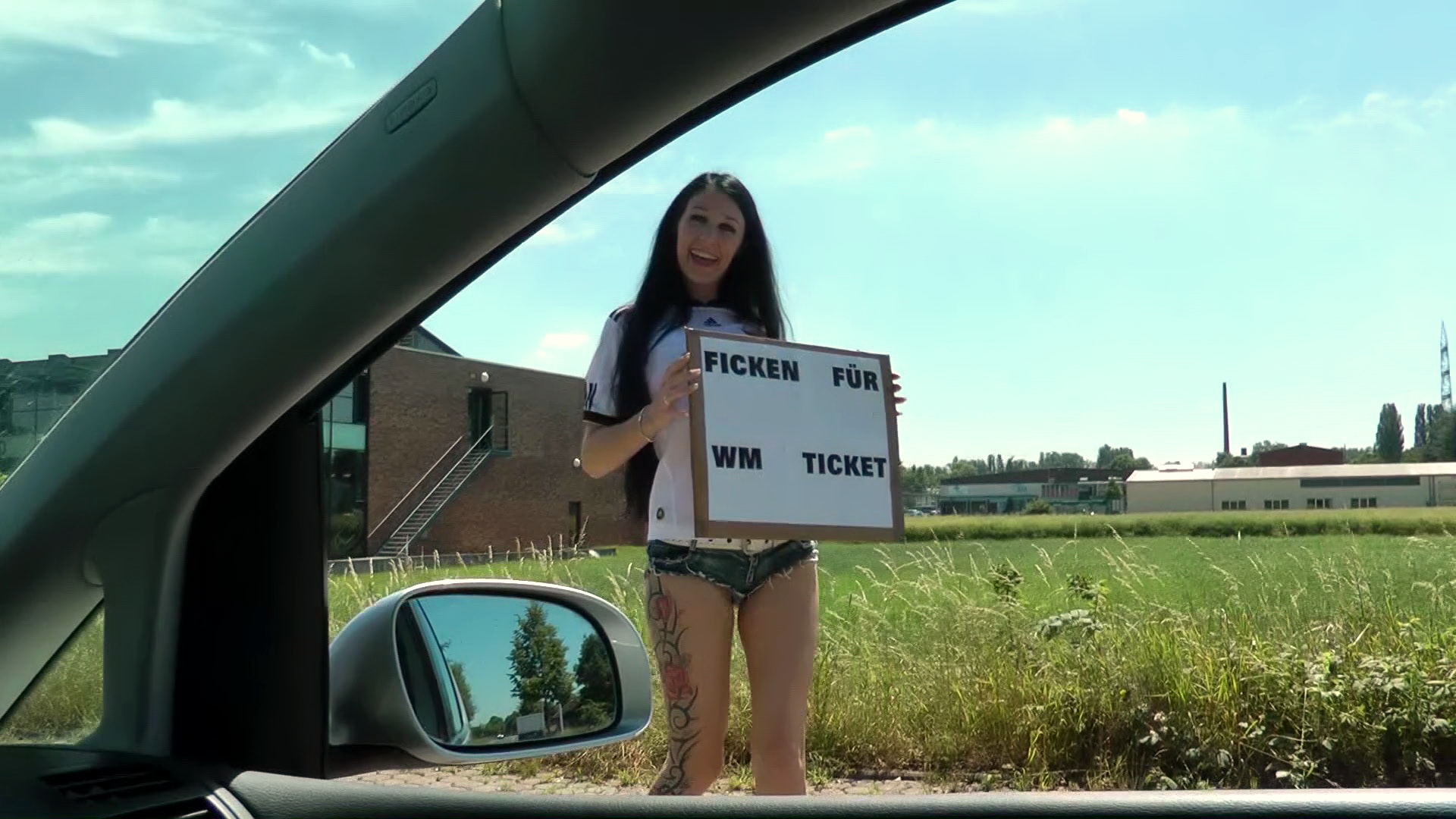 Als Fussballgeiles Fickluder lasse ich mir die WM natürlich nicht entgehen. Ich stehe mit einem Schild an der Strasse und versuche mir ein WM Ticket zu erficken. Ein Typ hält an und hat genau das was ich brauche. Geiler Blowjob im Auto und nasser Muschifick daheim bei ihm. Er knallt mich richtig geil weg und spritzt mir sein Sperma auf mein enges Fick-Fötzchen. Auf zur WM und zum Sieg unserer Nationalmannschaft.