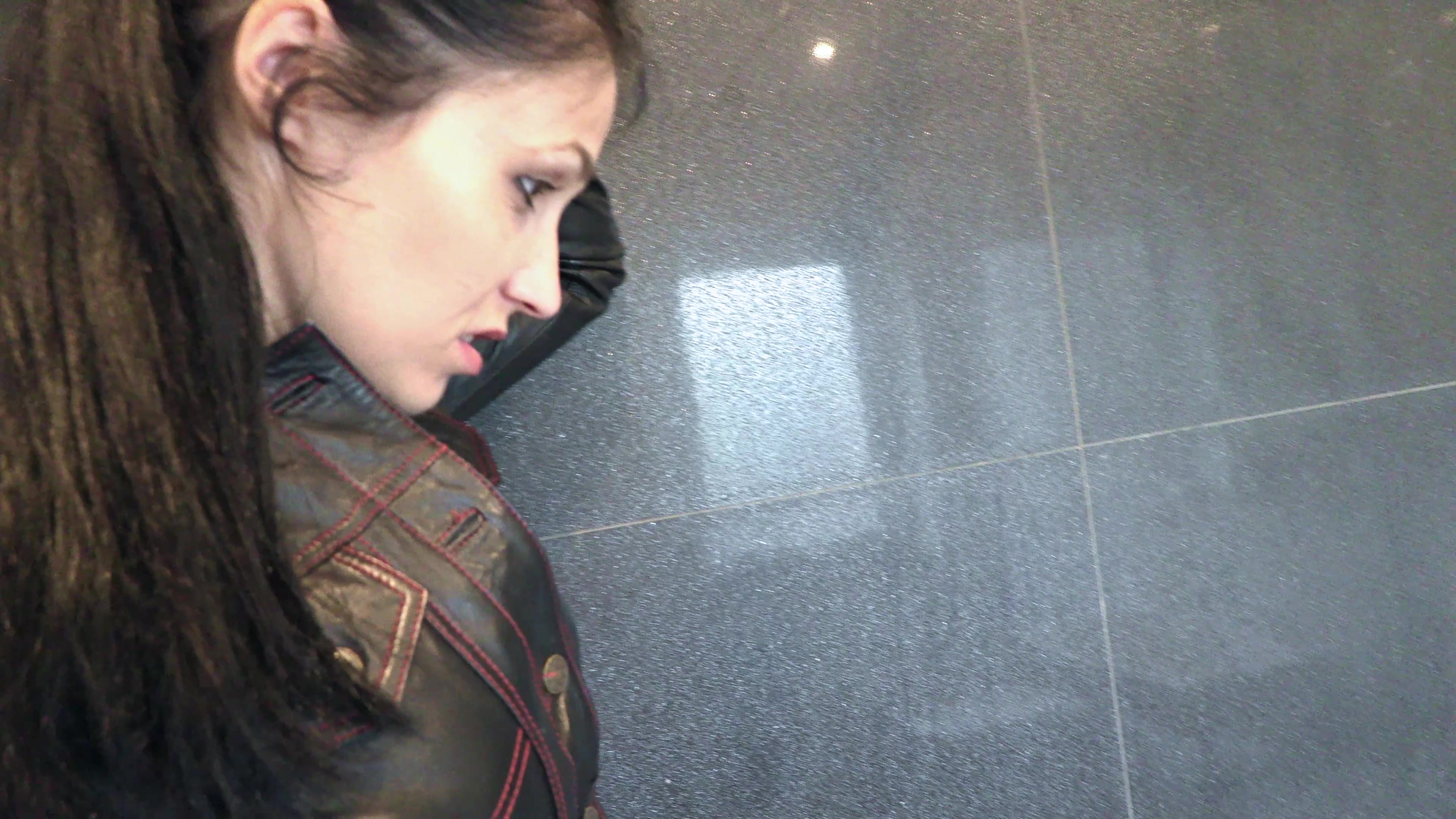 Die kleine Schluckhure ist hörig und bereit sich von ins Maul pissen zu lassen. Also füllte ich sein devotes Schluckmaul mit jeder Menge Natursekt. Ich pisste ihm so intensiv in sein gieriges Pissmaul, dass er sich fast verschluckt hätte. Wenn das nicht alles wäre, lege ich doch eine perverse Aufgabe obendrauf. Alles, was das devote Dreckschwein daneben laufen lassen hat, wird er brav sauber lecken. Ich ergötze mich an sein dummes Gesicht, als er vollgepisst ganz nah in die Kamera mit seiner hässlichen Fresse guckt. So ultra pervers würde ich in Zukunft gerne wieder öfters sein.