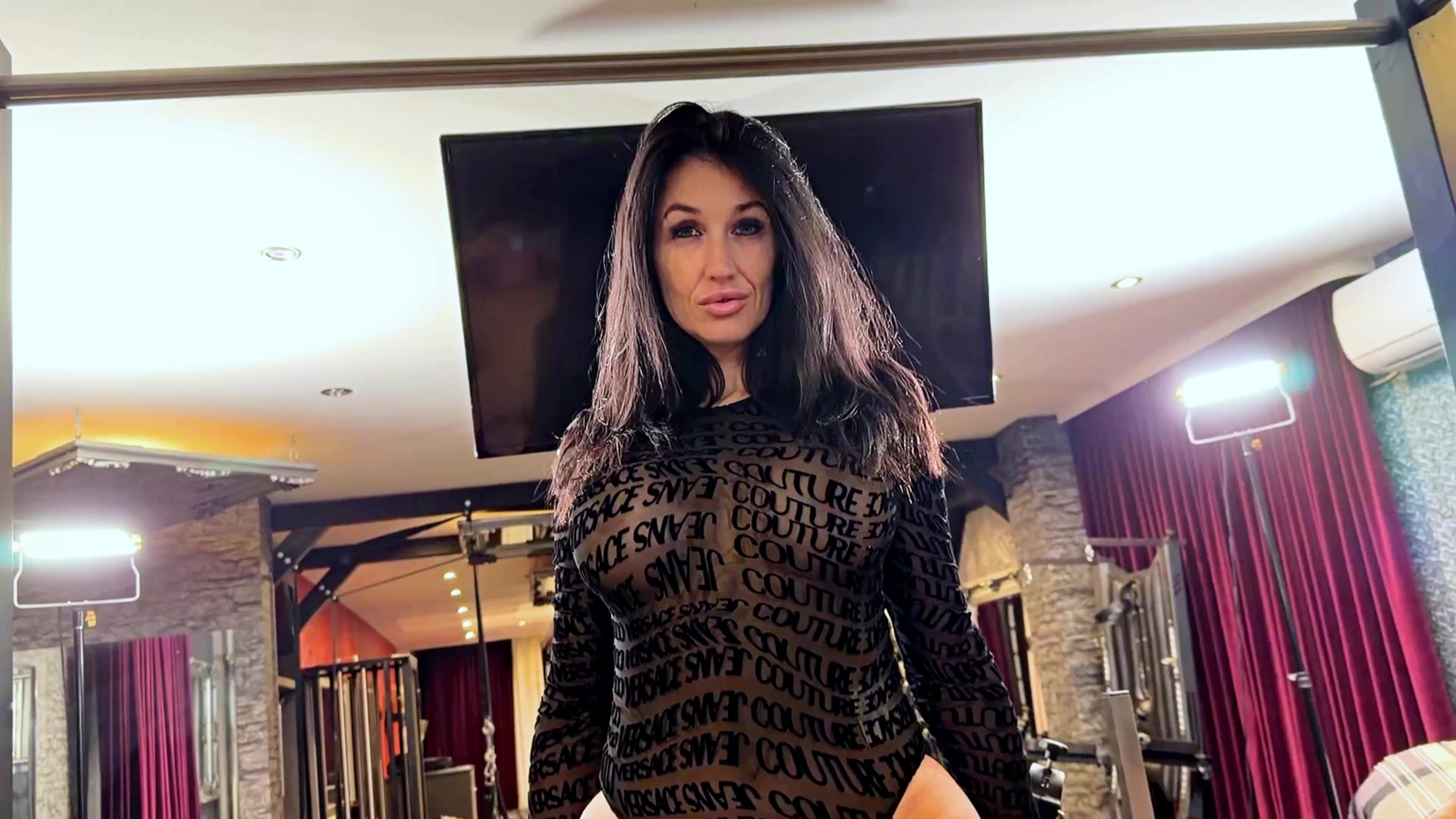 Bei diesem Blowjob-Quickie würde auch dein Schwanz bestimmt richtig gut in meine Maulfotze reinpassen. Denn mein Fickmaul sorgt bei jedem Schwanz für Abspritzgarantie. Diesmal hat mein Fuckboy mir so richtig geil meinen Mund gefickt und diesen Blowjob gnadenlos genossen. Er hat die besten Aussichten auf meine großen Titten und liebt es besonders, wenn ich den Schwanz etwas tiefer in meine Maulfotze aufnehme. Doch das geht in den Rachen und er bekommt seine versprochene Abspritzgarantie, denn das ist eine Maulbesamung vom Feinsten.