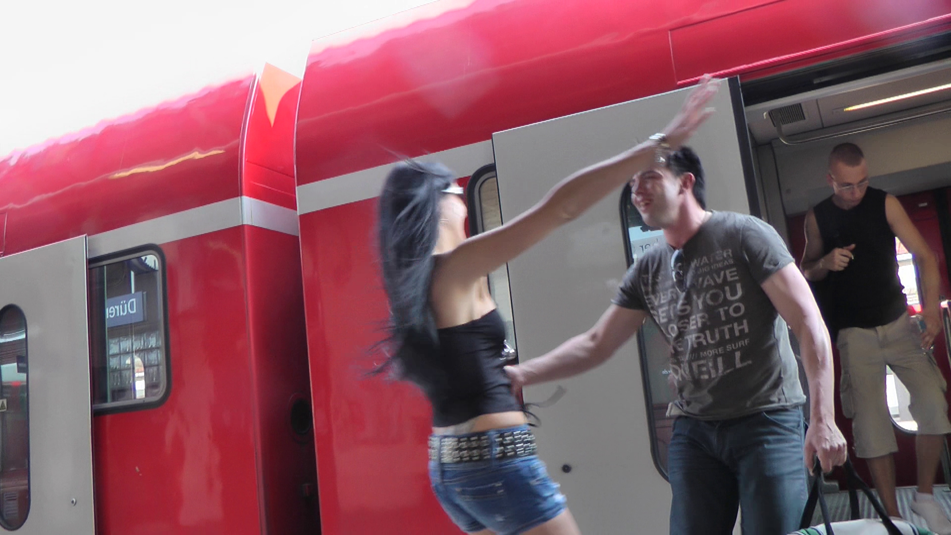 Ich habe mich mit einem schnuckeligen Typen zu einem Fickdate bei mir zuhause verabredet. Wie geplant hole ich ihm am Treffpunkt Bahnhof ab und bin total aufgeregt. Als er endlich ankommt hätte ich die knackige Sau schon direkt am Bahnhof vernaschen können. Daheim wollte ich einfach nur noch ficken und habe mich hemmungslos von der geilen Sau durchficken lassen. Als meine Fotze ausläuft hat auch der Typ mich geil vollgespritzt.