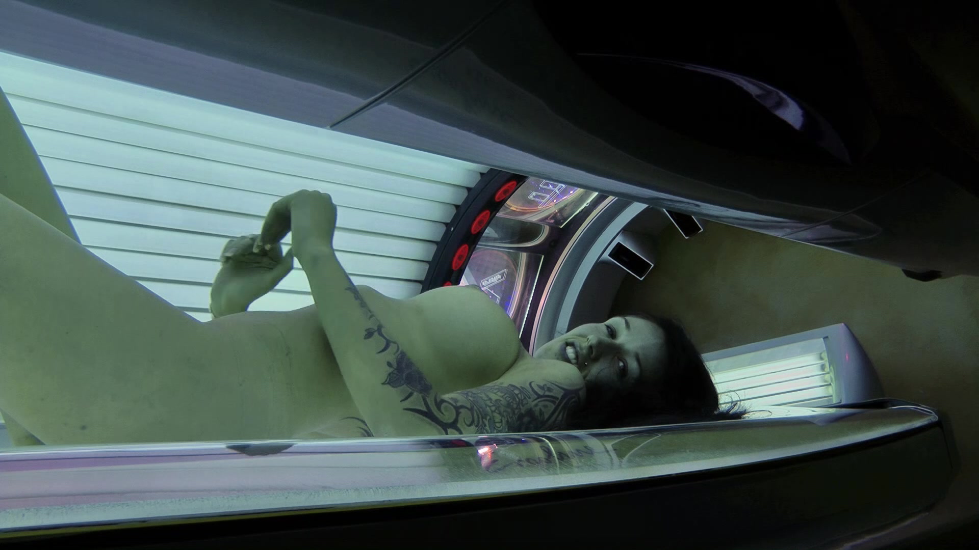 Heute war ich im Solarium und habe mein enges Fötzchen ein wenig verwöhnt. Im Solarium ist es so schön warm und da träume ich immer so vor mich hin, werde feucht und dann fange ich an, an mir rum zu spielen. Mich überkam es  einfach und ich habe mal schön mitgefilmt und es mir auf der Sonnenbank geil besorgt. Ich musste leise sein, damit mich keiner hört. Ich habe meine notgeile Fotze beim abwichsen einfach gefilmt und mein Teenie-Fötzchen zum Höhepunkt kommen lassen. Ich möchte ja so gern mal im Solarium gefickt werden. und mit dir unsere Sexfantasien ausleben. Hast du es drauf und keine Angst, dann melde dich bei mir.