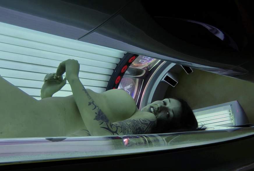 Notgeile F***e im Solarium von MeliDeluxe