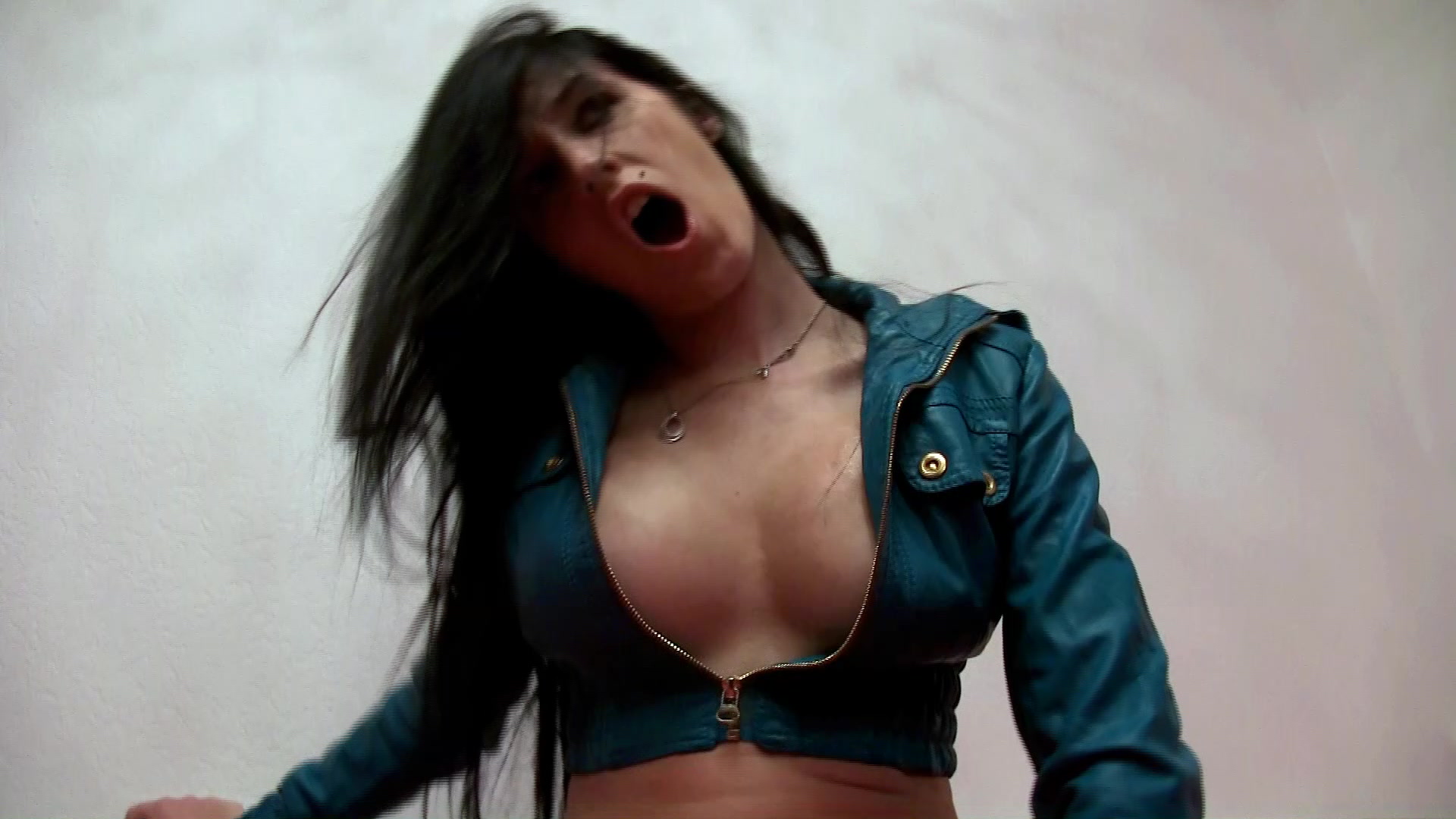 Da ich wieder total geil bin, zeige ich dir meinen geilen Teenie Körper. In meiner hautengen Lederjacke und den sexy Ringel Kniestrümpfen will ich dich geil bekommen. Mit meinem schwarzen Dildo zeige ich dir wie ich gefickt werden will von dir und schiebe ihn mir tief in meine Fotze rein. Um schnell einen Orgasmus zu bekommen, besorge ich es mir in verschiedenen Stellungen. Und genau so muss ich von Dir gefickt werden.