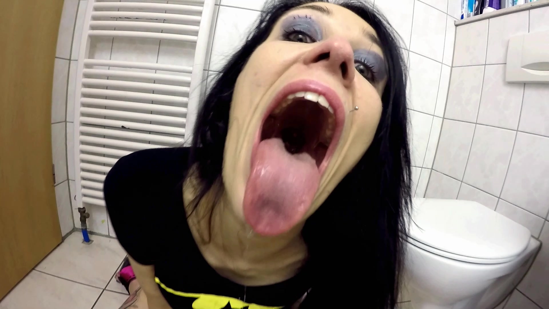 Die Hormone drehen wieder bei mir durch und mein kleines Drecksmaul braucht wieder was zum lutschen. Ich hab das Maul wieder mit Deepthroat gestopft bekommen. Ich wurde als Maulhure benutzt und musste ohne Ende würgen. Mir kommen die Tränen und ich bin total am sabbern. Immer wieder knallt er mir seinen Schwanz bis zum Sackanschlag ins Maul und hält mir dabei den Kopf fest. Zum Schluss spritzt er mir seine Wichse ins Maul. Ich hätte es keine Minute länger ausgehalten.