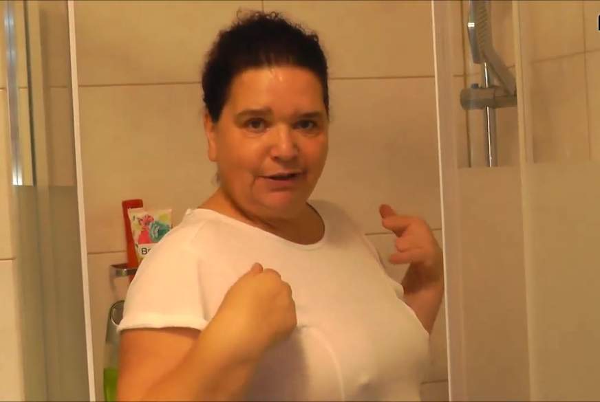 Djamila: im weißen Kleid in der Dusche