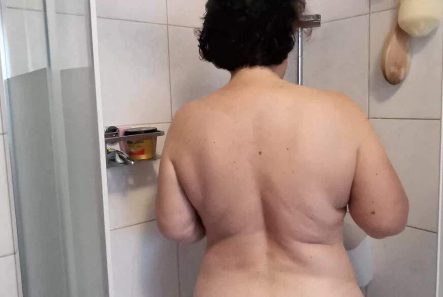 Djamila: sei mein Spanner beim Duschen