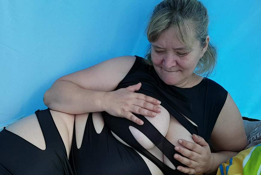 MilfChantal: Biodildo Outdoor