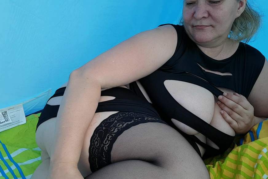 MilfChantal: Biodildo Outdoor