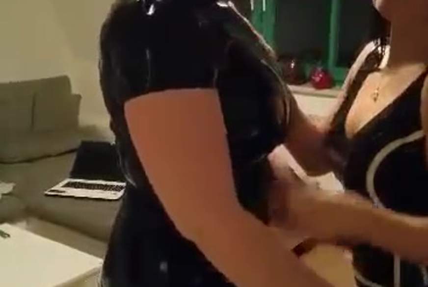 Sexy.Lara: Schau uns bei geilen Latexspielchen zu!!