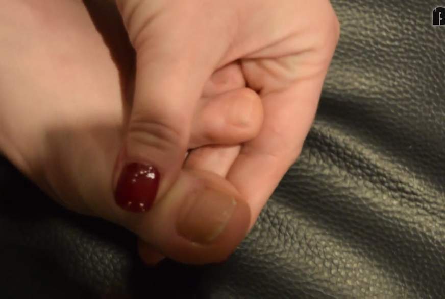 Mia-Mystic: Rot lackierte Füsse, die dich verwöhnen könnten