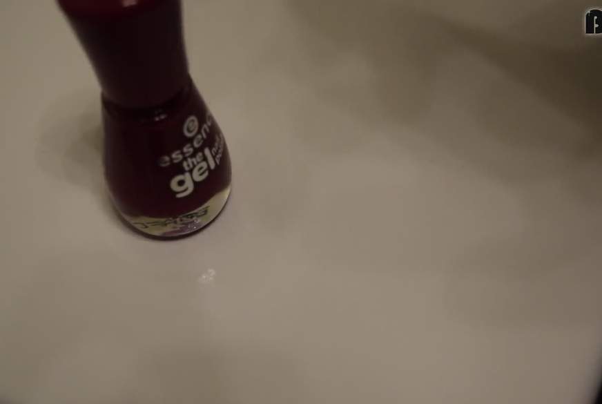 Mia-Mystic: Rot lackierte F*****nägel