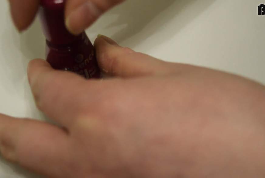 Mia-Mystic: Rot lackierte F*****nägel