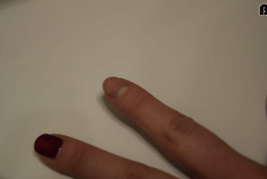 Mia-Mystic: Rot lackierte F*****nägel