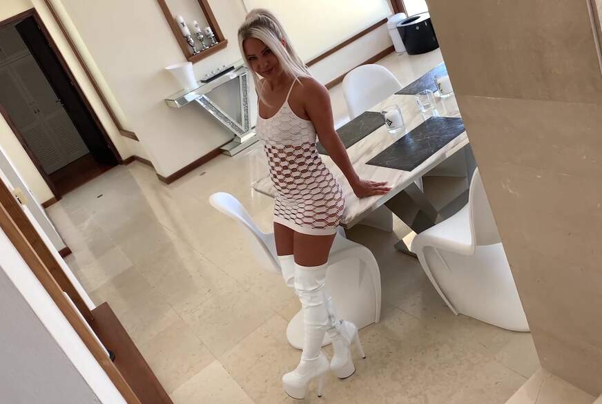 JuliettaSanchez: Lackstiefel-b***h gebucht und z******t!