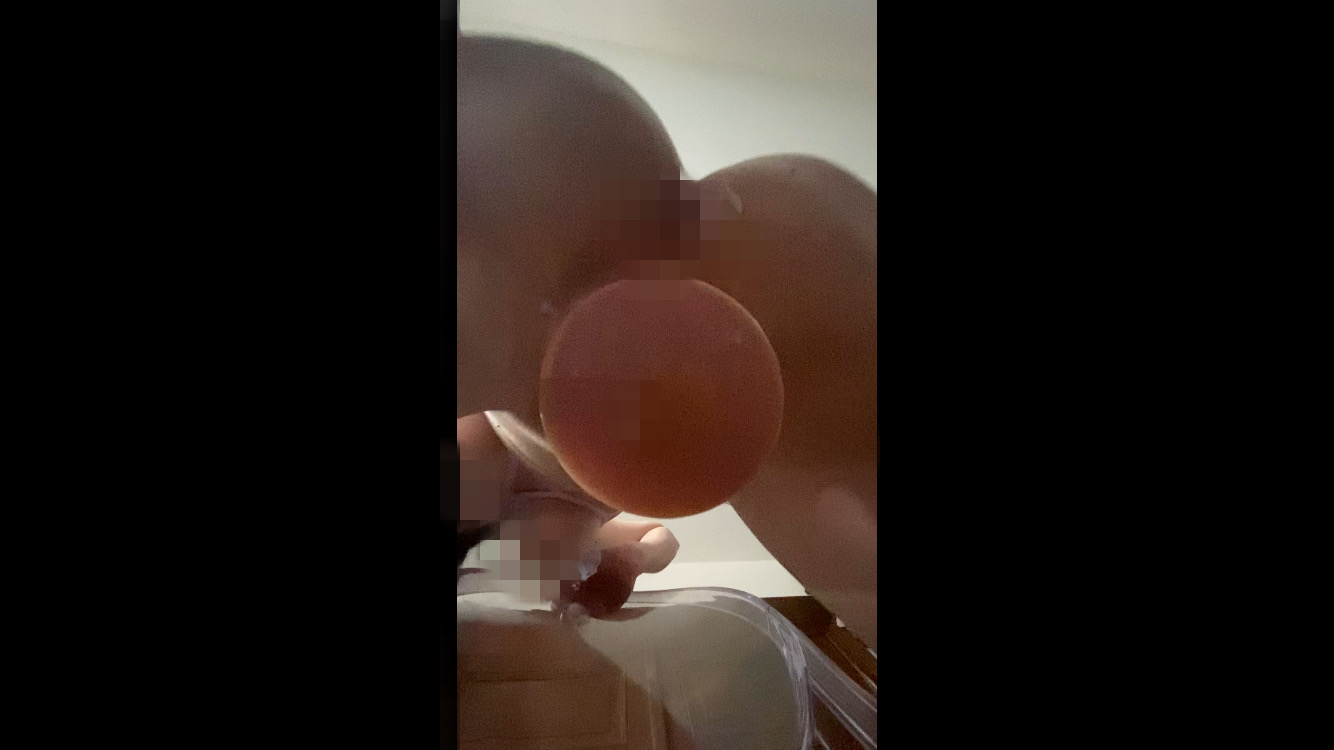 Hoppa Reiter 3 Nach Hoppa Reiter Teil 1 und 2 ging es bei mir natürlich weiter, ich bekam nicht genug also verwöhne ich meine feuchte Pussy weiter mit einem geilen Dildo Fick. Auf meinem transparenten Stuhl reite den großen Toy flink ab bis mein Hintern schön klatscht und ich hörbar zum Orgasmus komme, dass alles in einer Perspektive von unten, unter dem Stuhl, leider spiegelt es aber ich möchte euch meinen geilen Ritt nicht entgehen lassen.