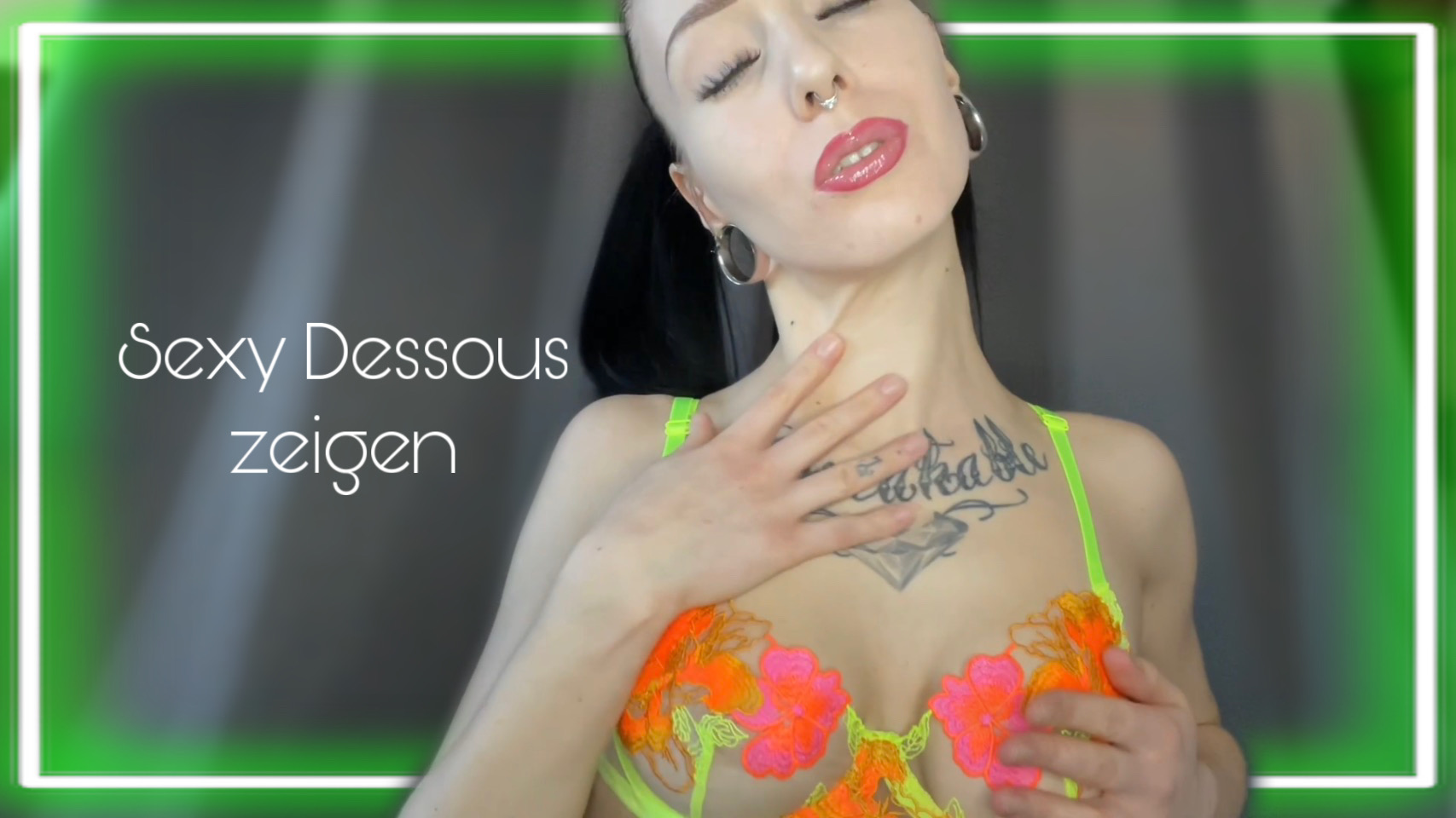 Sexy Dessous zeigen Ich liebe Dessous, Heels, Nylon Strümpfe also präsentiere ich Dir diesmal ein sexy *Neon Mesh* Outfit mit feiner Durchsichtiger Spitze, passende Strapse , Breitband Nylons und hohen Absätzen, diese bringen meine zarten Kurven bestens zu Geltung. 

Überzeug dich gerne selbst.