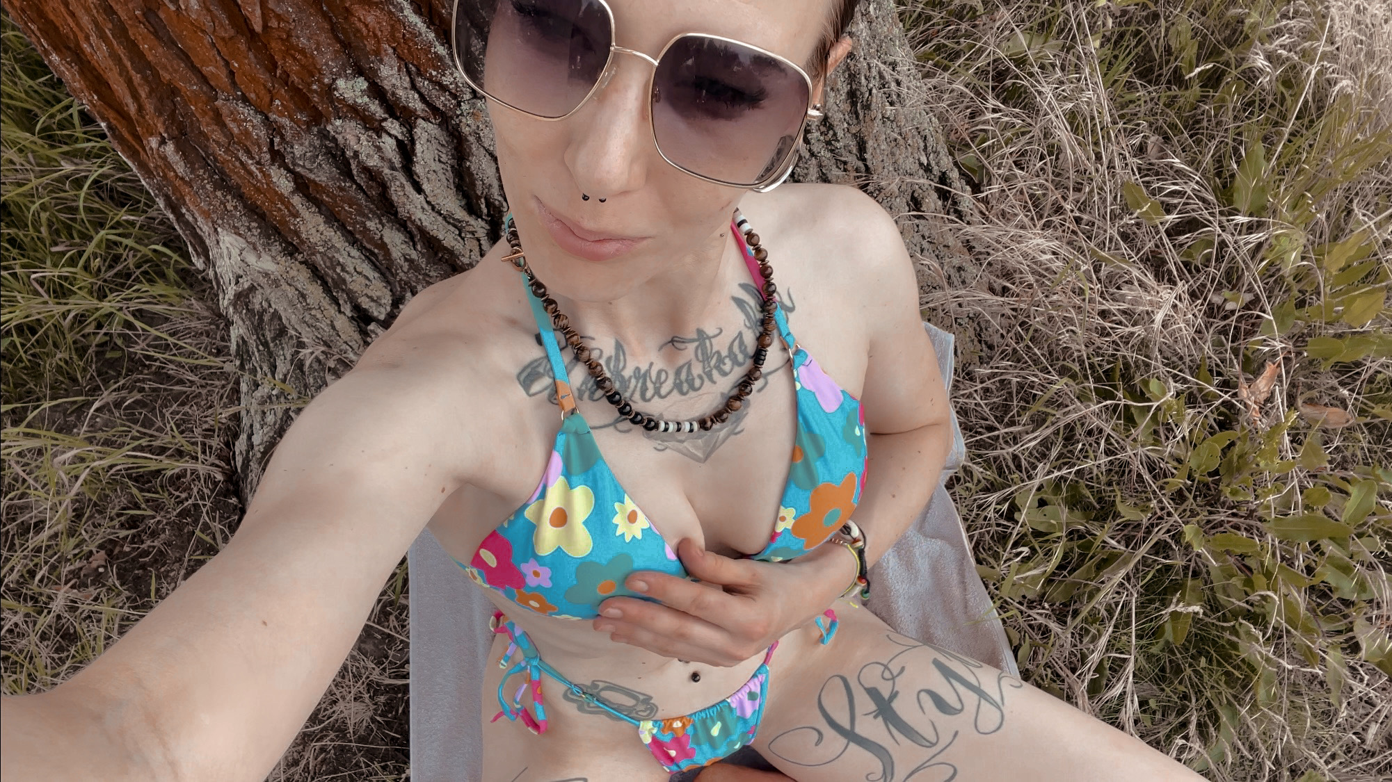 Ich bin mit dem Rad zum See geradelt um das schöne Wetter zu genießen und das kühle Nass, trotz der Hitze konnte ich die Finger nicht von mir lassen und gebe richtig feuchte Einblicke!

#outdoor #see #spucke #nahaufnahme #bikini #piercings #langehaare #brille #muschi #voyuer #zöpfe