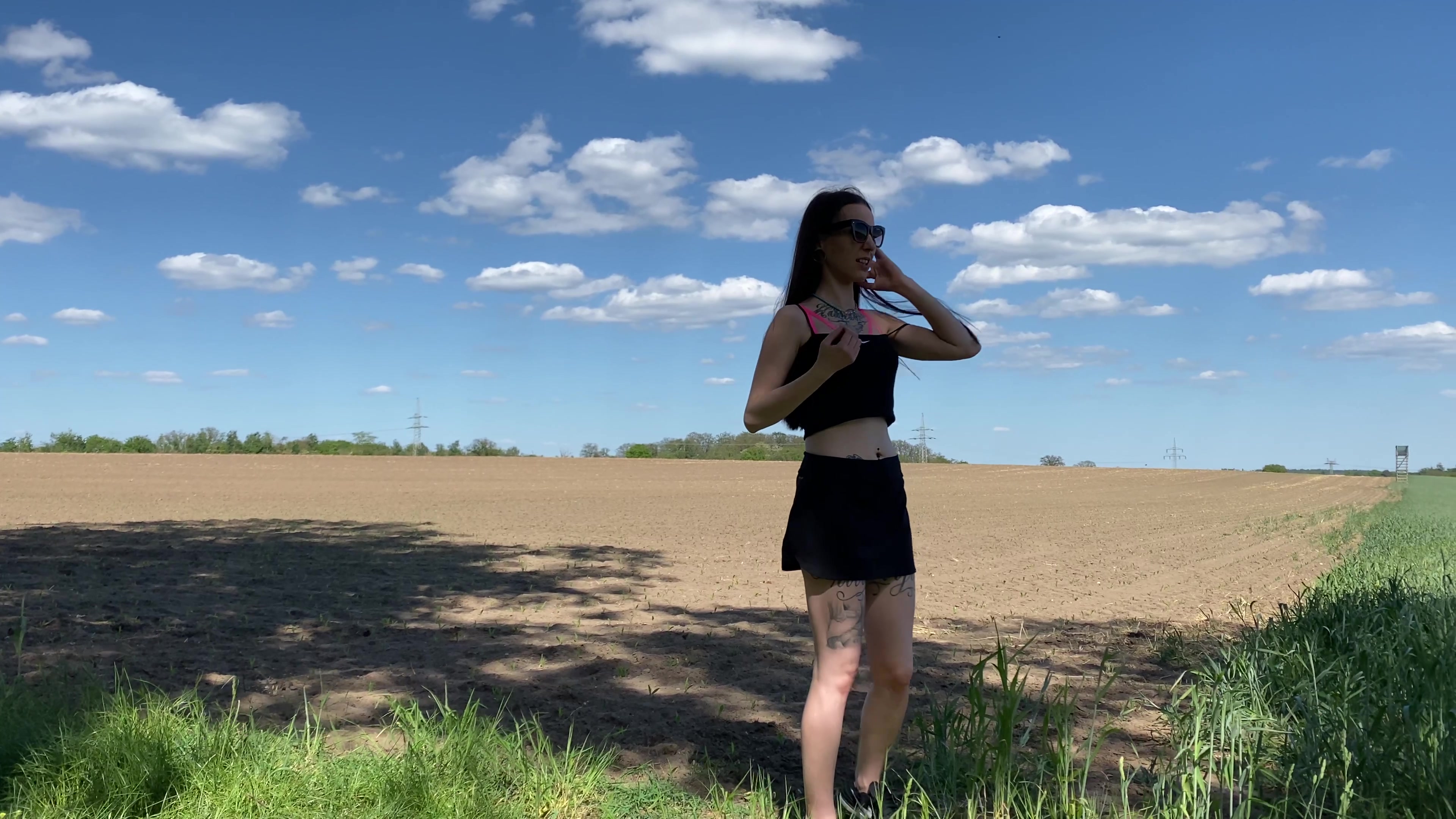 Freien Lauf Wenn ich länger unterwegs bin bleibt es natürlich nicht aus, das ich mal muss. Also umgeschaut und Höschen runter, freien Lauf. 

#outdoor #natursekt #tanga #nahaufnahme