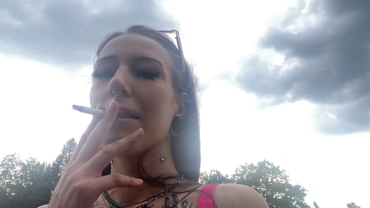 In sinnlicher Pose zaubere ich eine Zigarette zwischen meine Lippen, während ein donnerndes Gewitter die Sommerluft durchdringt. Eleganz und Wildheit vereinen sich in diesem Moment. Ich stehe neben einem glänzenden Auto, gekleidet in einem verführerischen Bikini, der meine sommerliche Bräune zur Geltung bringt. Mit jeder Zigarettenrauchwolke, die in den Regenhimmel aufsteigt, fühle ich mich ein bisschen unbesiegbarer und lebendiger.  

#outdoor #rauchen #smoking #brüste #selfie #gesicht #bikini #röckchen