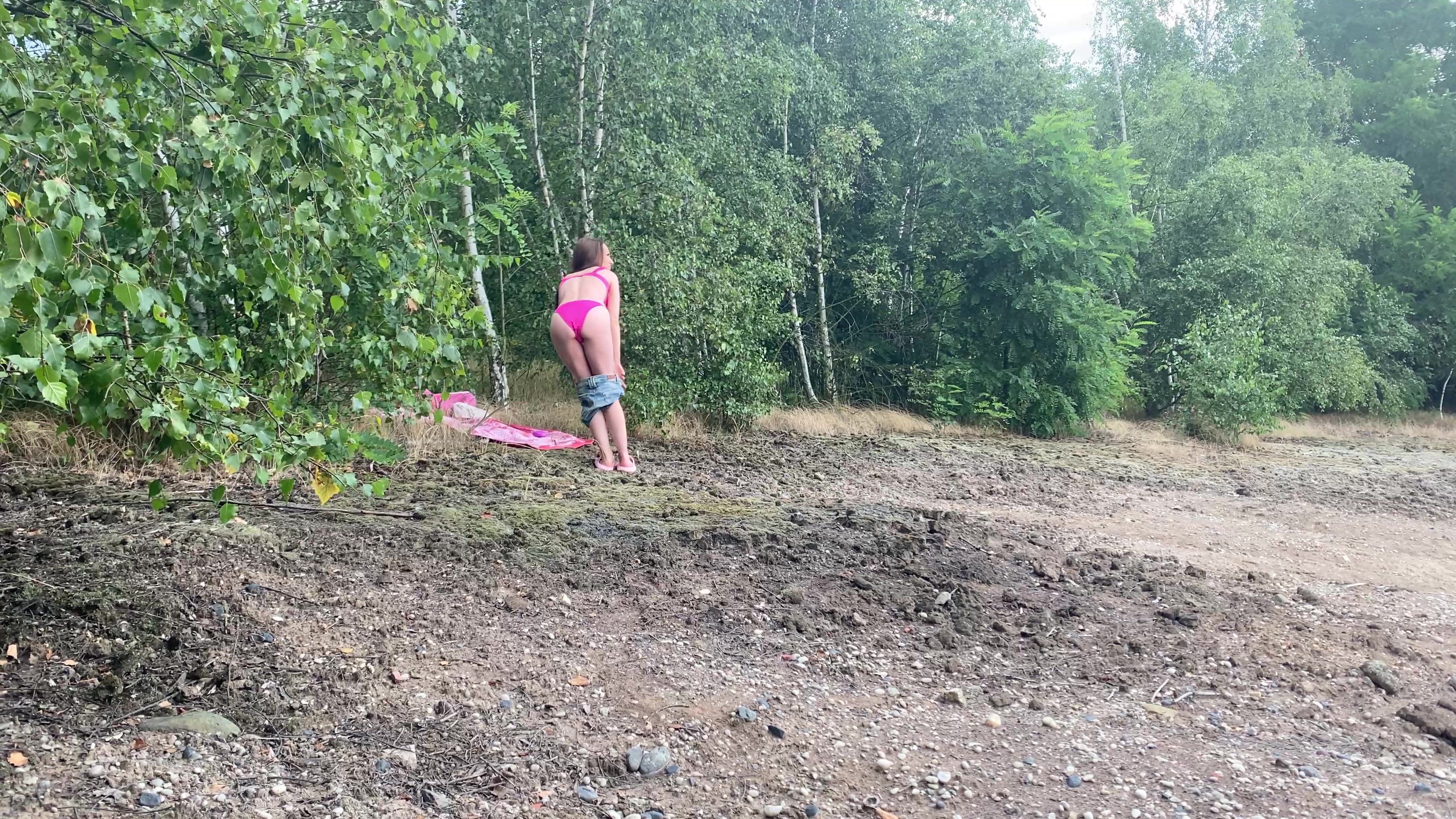 Ich schwelge im herrlichen Wetter, was gibt es Schöneres, als sich in dem malerischen Waldsee zu erfrischen oder gar die Gedanken zum Brodeln zu bringen. Ich spüre eine ungeahnte Freiheit und ziehe meinen Bikini aus, um vollkommen entspannen zu können. Nach der anstrengenden Tour zum See kann ich einfach nicht die Finger von mir lassen. Und als ob das noch nicht genug wäre, bemerke ich plötzlich, dass jemand zusieht - ein Schauder der Erregung durchzieht mich und schon bin ich ganz und gar feucht.