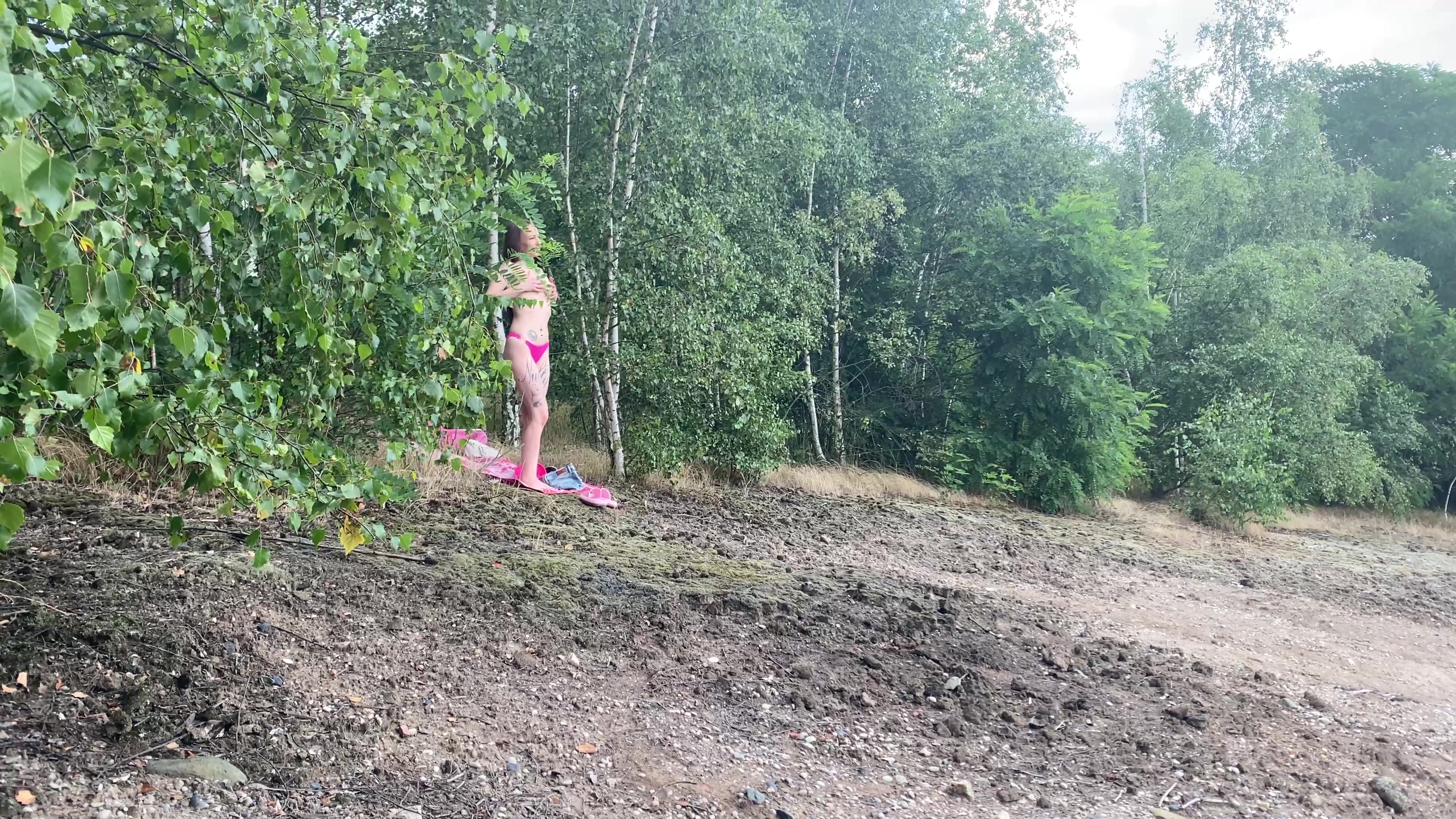 Stiller Beobachter Ich schwelge im herrlichen Wetter, was gibt es Schöneres, als sich in dem malerischen Waldsee zu erfrischen oder gar die Gedanken zum Brodeln zu bringen. Ich spüre eine ungeahnte Freiheit und ziehe meinen Bikini aus, um vollkommen entspannen zu können. Nach der anstrengenden Tour zum See kann ich einfach nicht die Finger von mir lassen. Und als ob das noch nicht genug wäre, bemerke ich plötzlich, dass jemand zusieht - ein Schauder der Erregung durchzieht mich und schon bin ich ganz und gar feucht.
