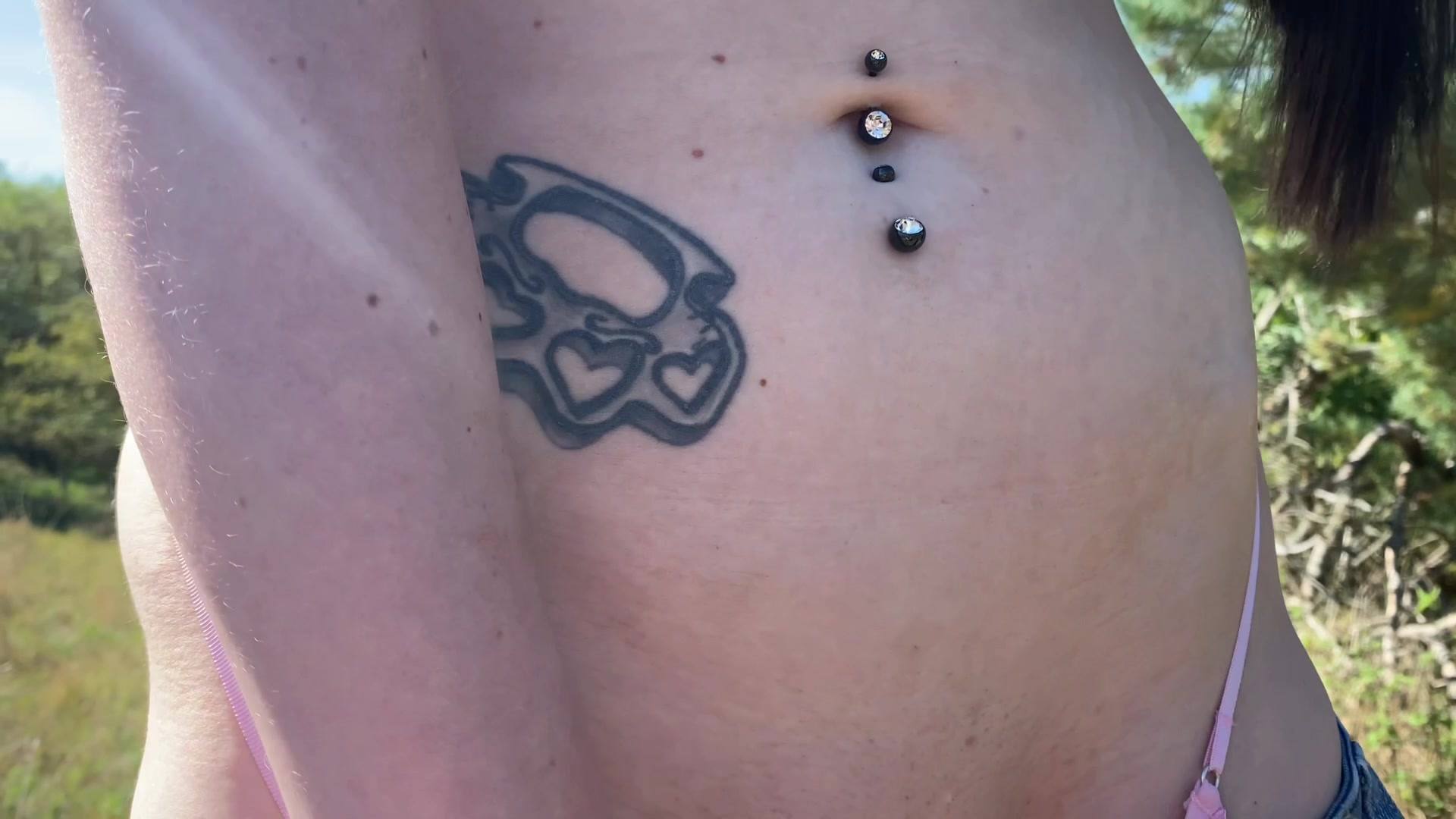 Trixies verführerischer Piercingschmuck Ich schwelge in den letzten wohltuenden Stunden des Herbstes, um mich herum gleicht es einer fernen Steppe. In Sneakers und Hotpants entführe ich dich in meine Welt, mit der stillen Hoffnung nicht entdeckt zu werden. Schau dir meinen neuen, verführerischen Piercingschmuck an, der sich über meinen Körper verteilt wie ein kostbarer Schatz. Lass dich von der Kreativität und Sinnlichkeit der Herbststunden verzaubern.