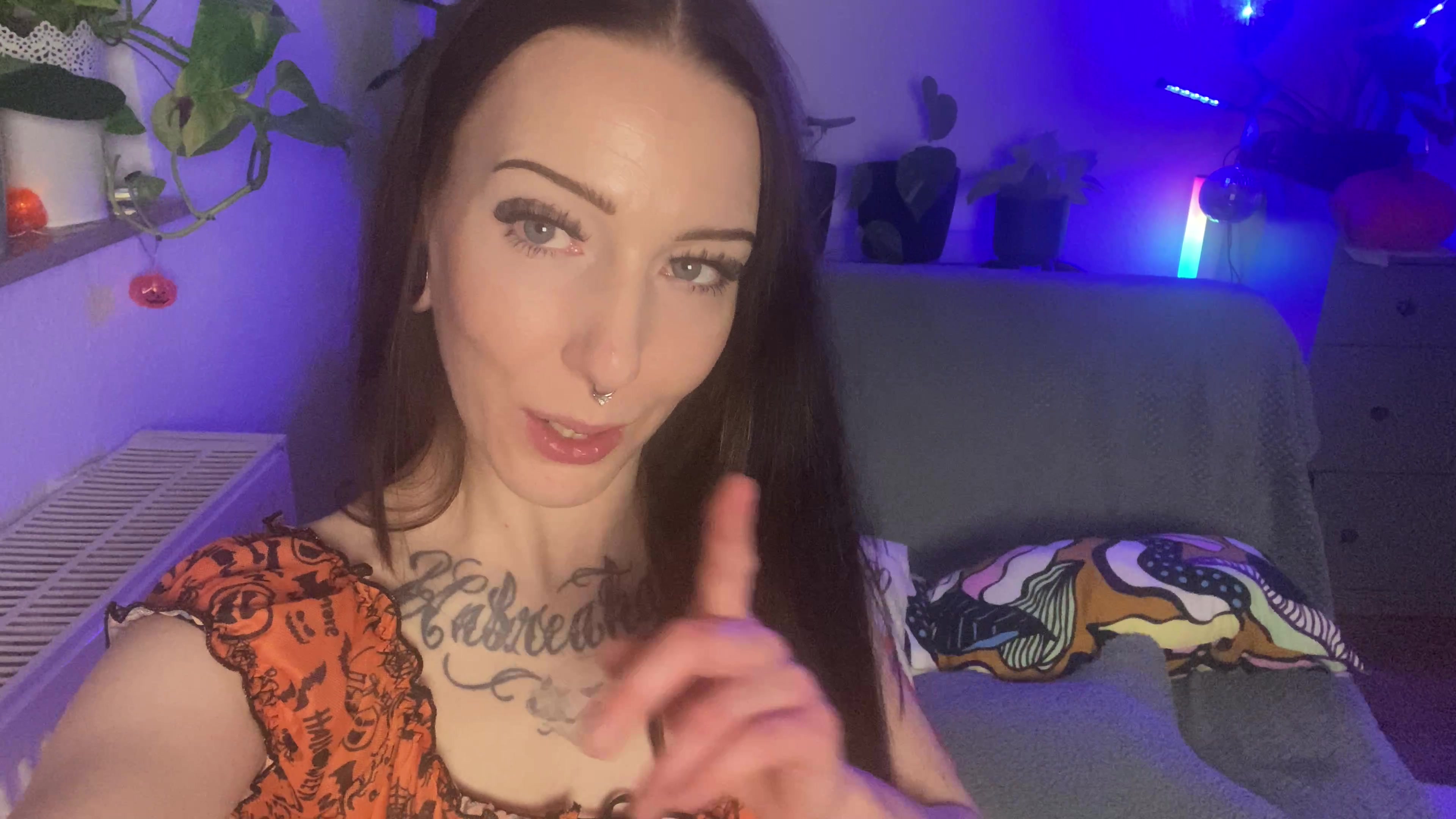 Heute ist ein stiller Tag, doch meine Lust kann nicht warten. Also werfe ich meine orangefarbenen Halloween-Dessous zur Seite und tauche ein in eine Welt der Sinnlichkeit. Ein Vibrator wird mein Gefährte sein, während ich mich auf eine Reise der Ekstase begebe. Meine Vagina zuckt im Rhythmus der Vibration, während ich zärtlich meinen Kitzler mit dem Domi stimuliere. Mein Körper bebt, als ich kurz davor stehe, zum Höhepunkt zu kommen. Schließlich erreiche ich den Gipfel der Lust und lasse mich von einem Meer der Leidenschaft forttragen.