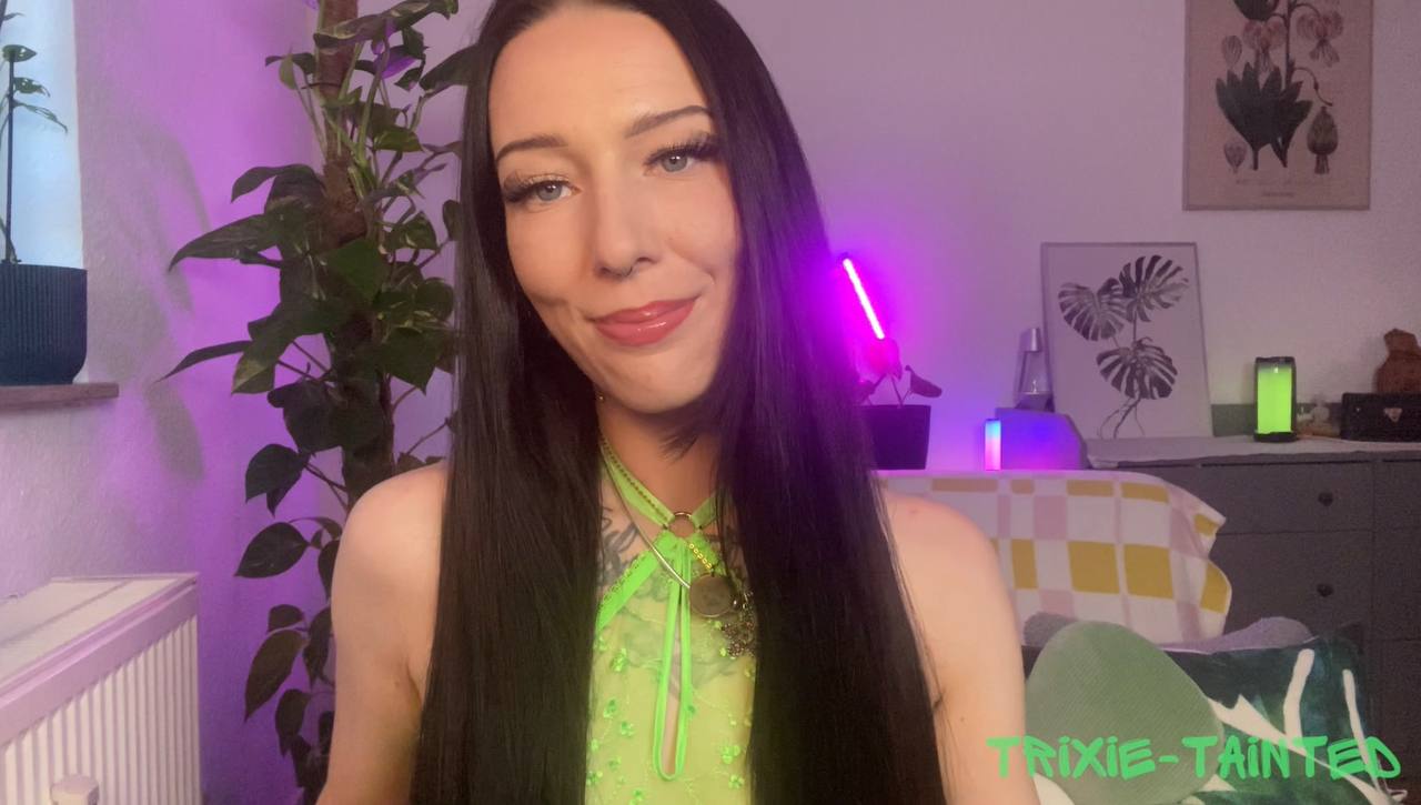 Durchsichtige Dessous und sinnliche Dildo Wichsanleitung In diesem heißen Video trage ich sexy, hellgrüne, durchsichtige Dessous, die deine Fantasie sofort entfachen  ✨. Mit meinen langen, heißen Fingernägeln und zarten Händen nehme ich den Dildo in die Hand und gebe dir eine verführerische Wichs Anleitung, Schritt für Schritt, langsam und intensiv  . Ein bisschen Spucke macht alles noch sinnlicher, während ich dich mit meinem Blick und meinen Berührungen ganz nah an den Höhepunkt führe  . Lass dich fallen und genieße diese intime, heiße Zeit nur für dich und mich.
