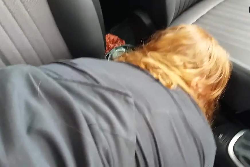 Redhead4U: Auf dem Feldweg a***hg*****t!