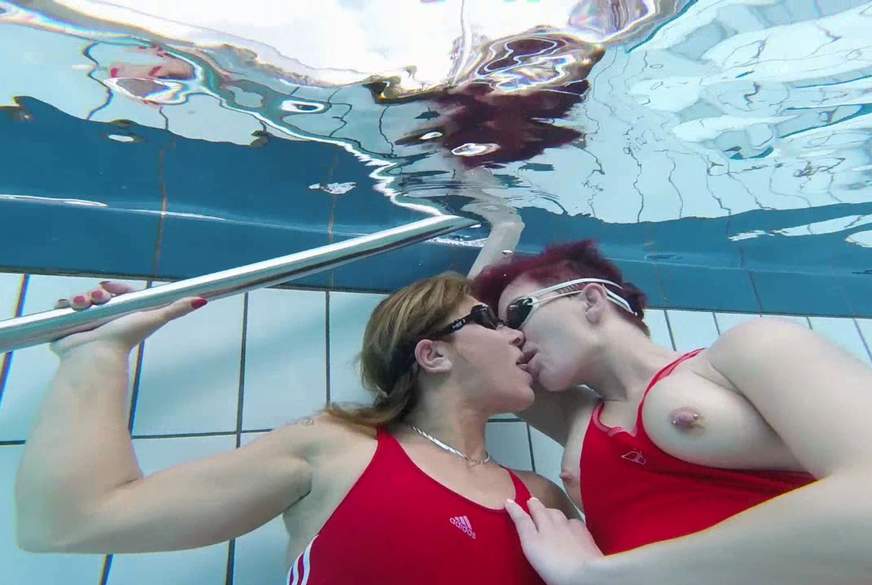 RedSwimsuitb*****s von RoxyRoyal