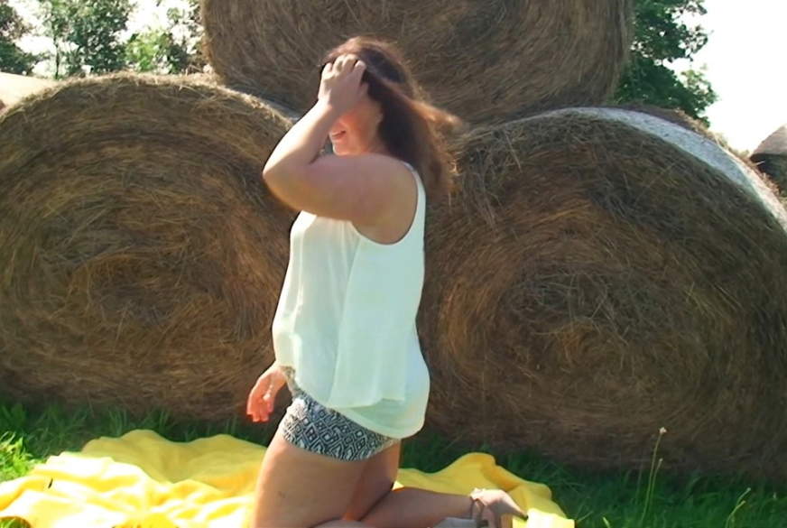 Sexy-Hausfrau: Heiße Spielchen am Heuballen!