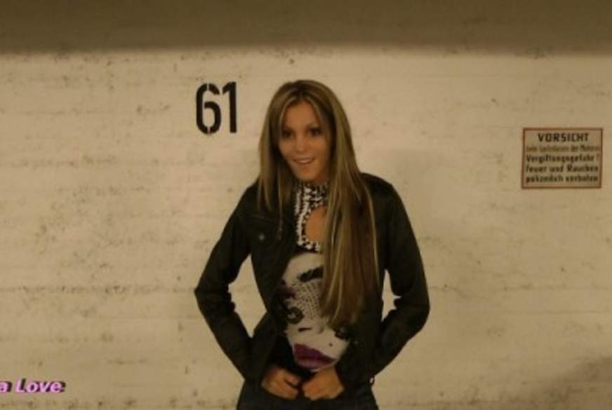 Cadillac & Champagner * Pipi Pause in der Garage* von LARA-LOVE pic1