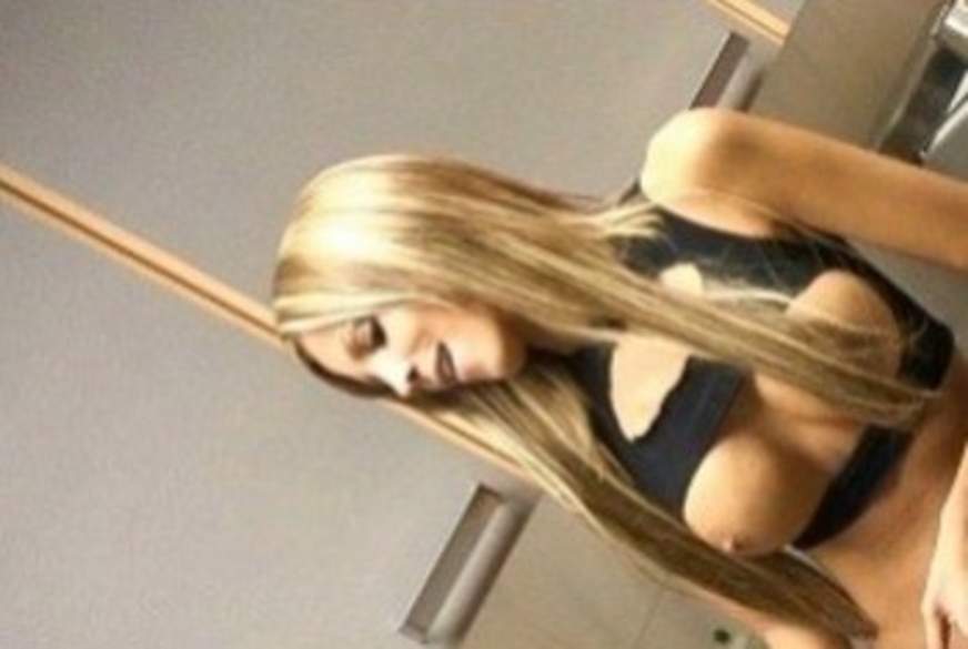 In 4 Minuten s*****t du mir auf den A***h! DIRTYTALK von LARA-LOVE pic1