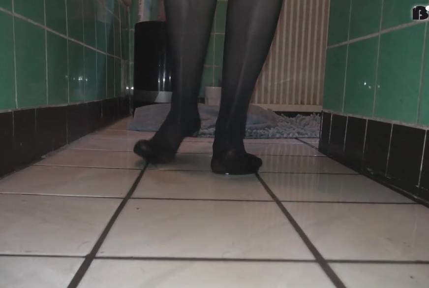 Meister-p******e: auf die F***e g*****t und mit Nylonfüssen verteilt