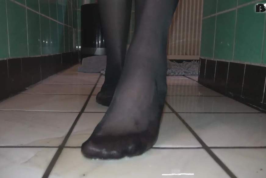 auf die F***e g*****t und mit Nylonfüssen verteilt von Meister-p******e pic2