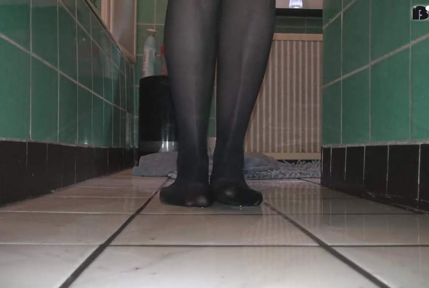 Meister-p******e: auf die F***e g*****t und mit Nylonfüssen verteilt